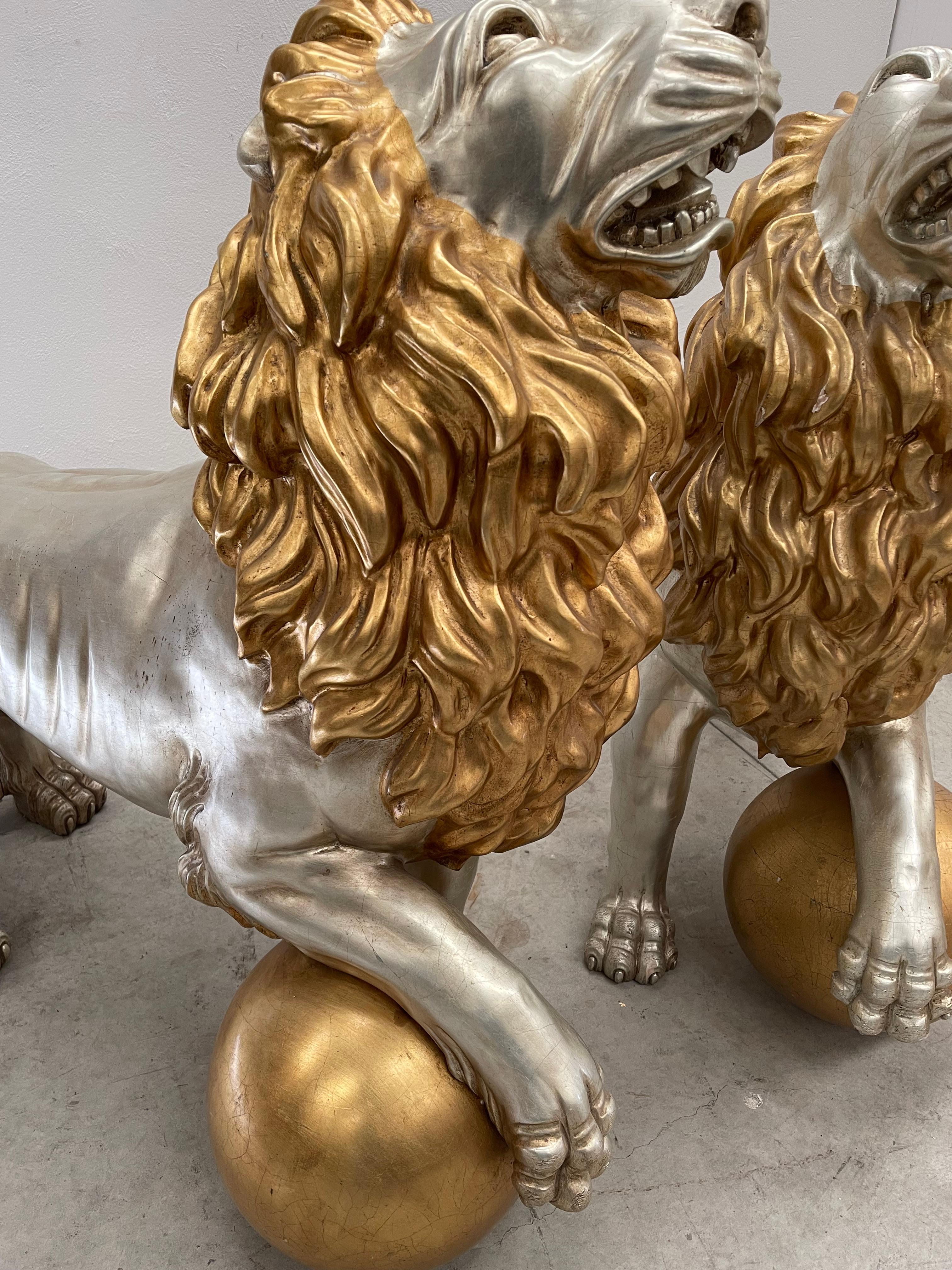 Pareja de esculturas de leones de madera en pan de oro y plata en Bueno estado para la venta en Cantù, IT