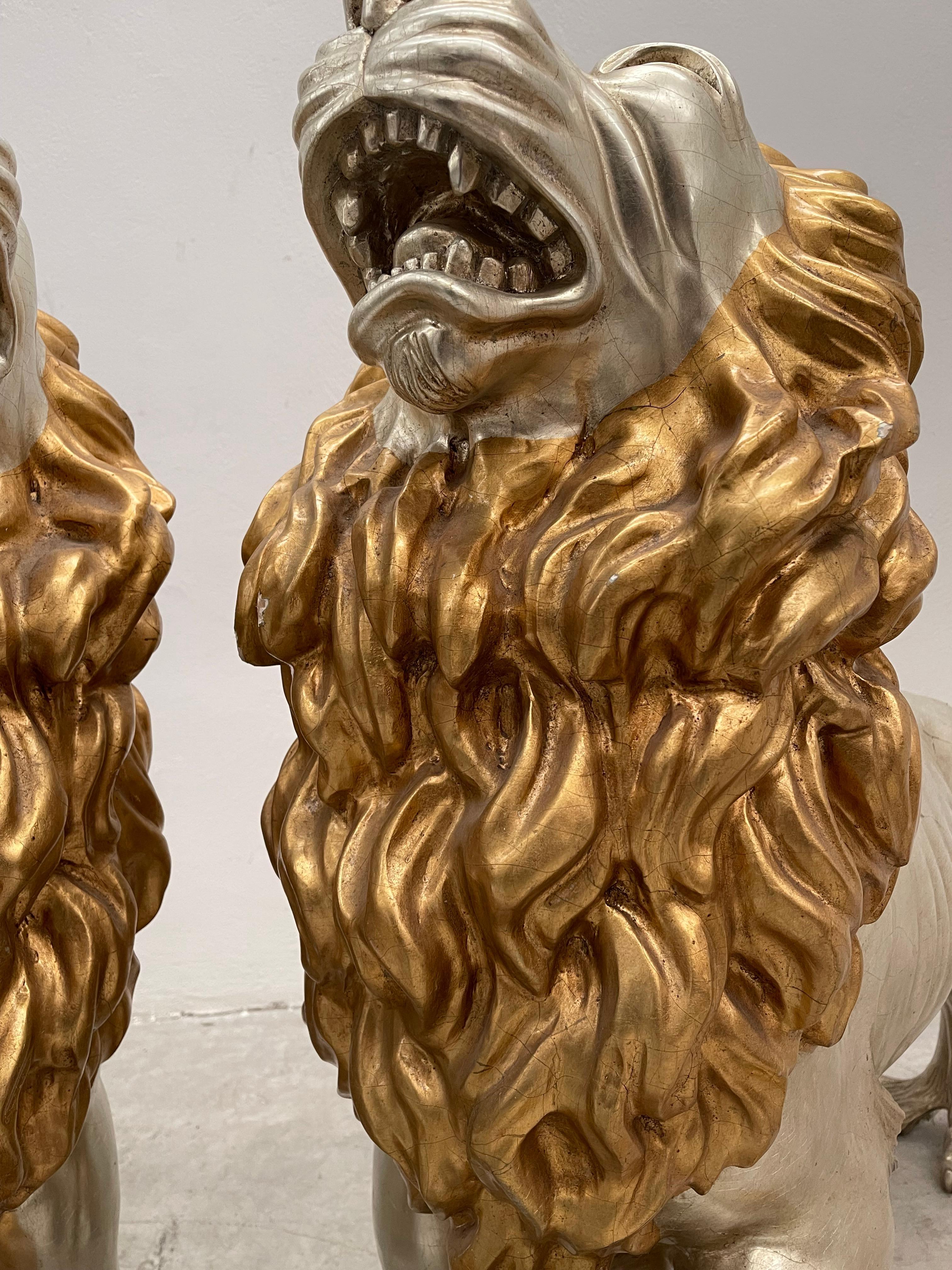 Late 20th Century Coppia sculture leone in legno foglia oro e foglia argento For Sale