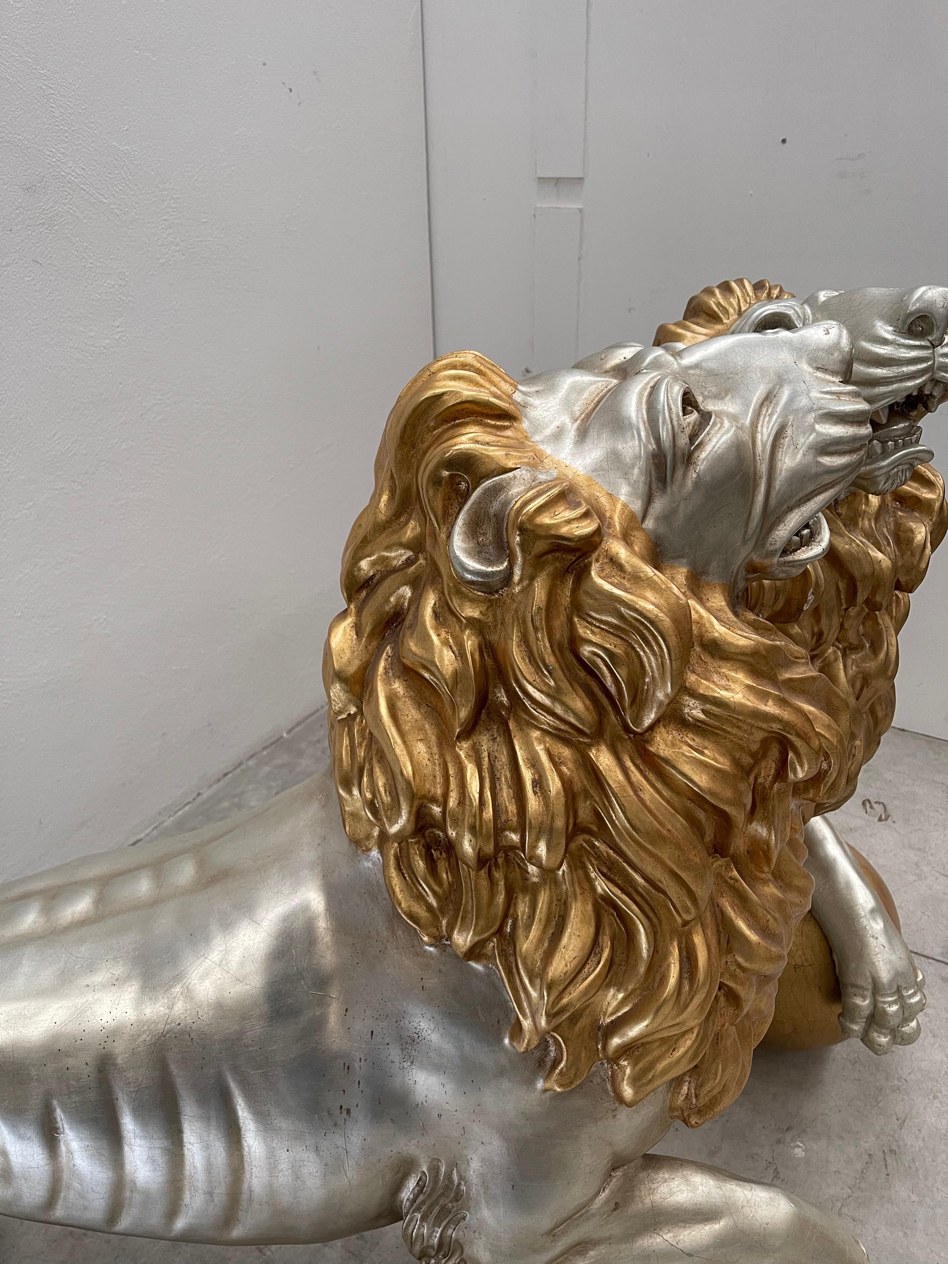 Pareja de esculturas de leones de madera en pan de oro y plata en venta 1