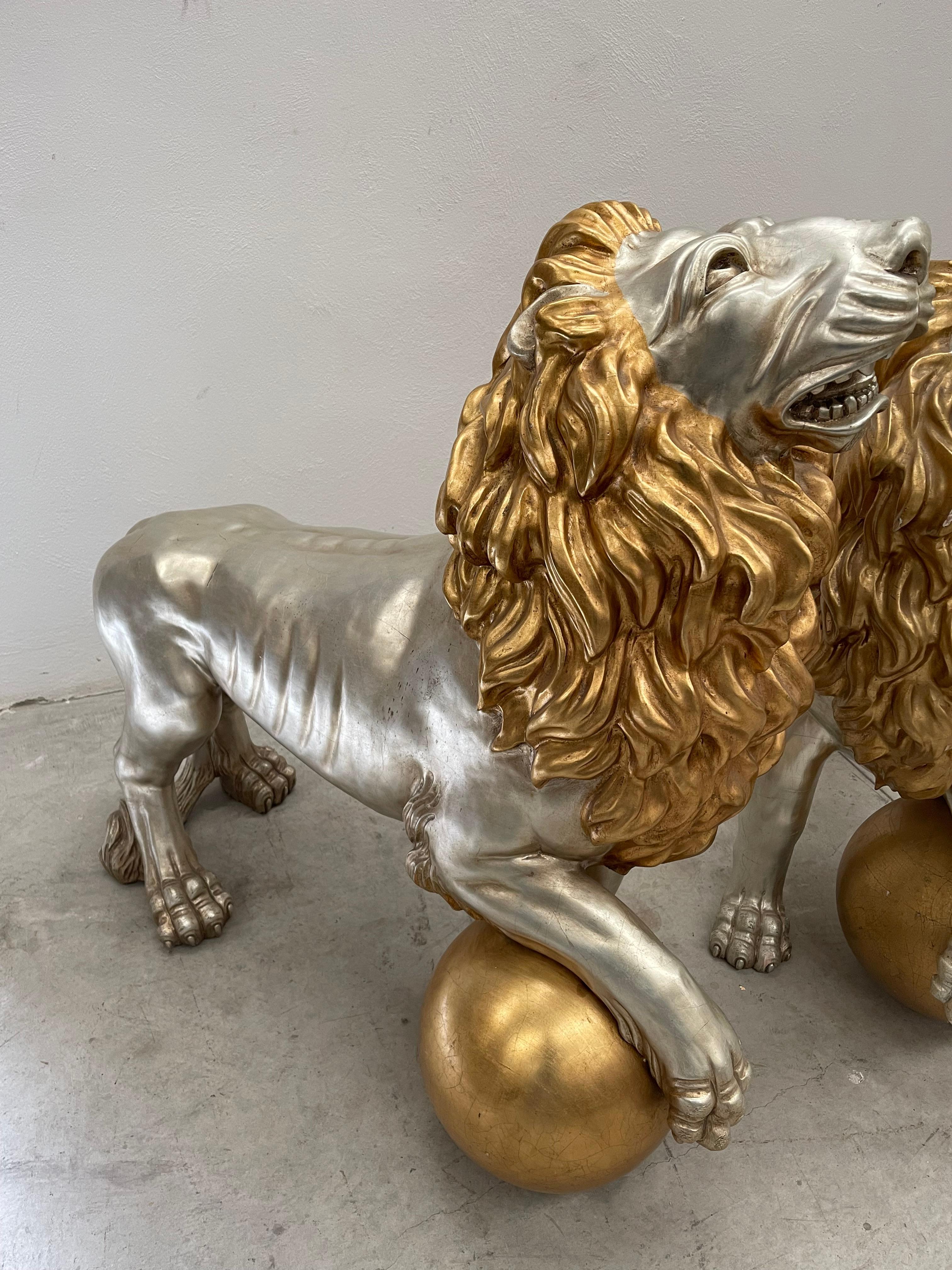 Pareja de esculturas de leones de madera en pan de oro y plata en venta 2