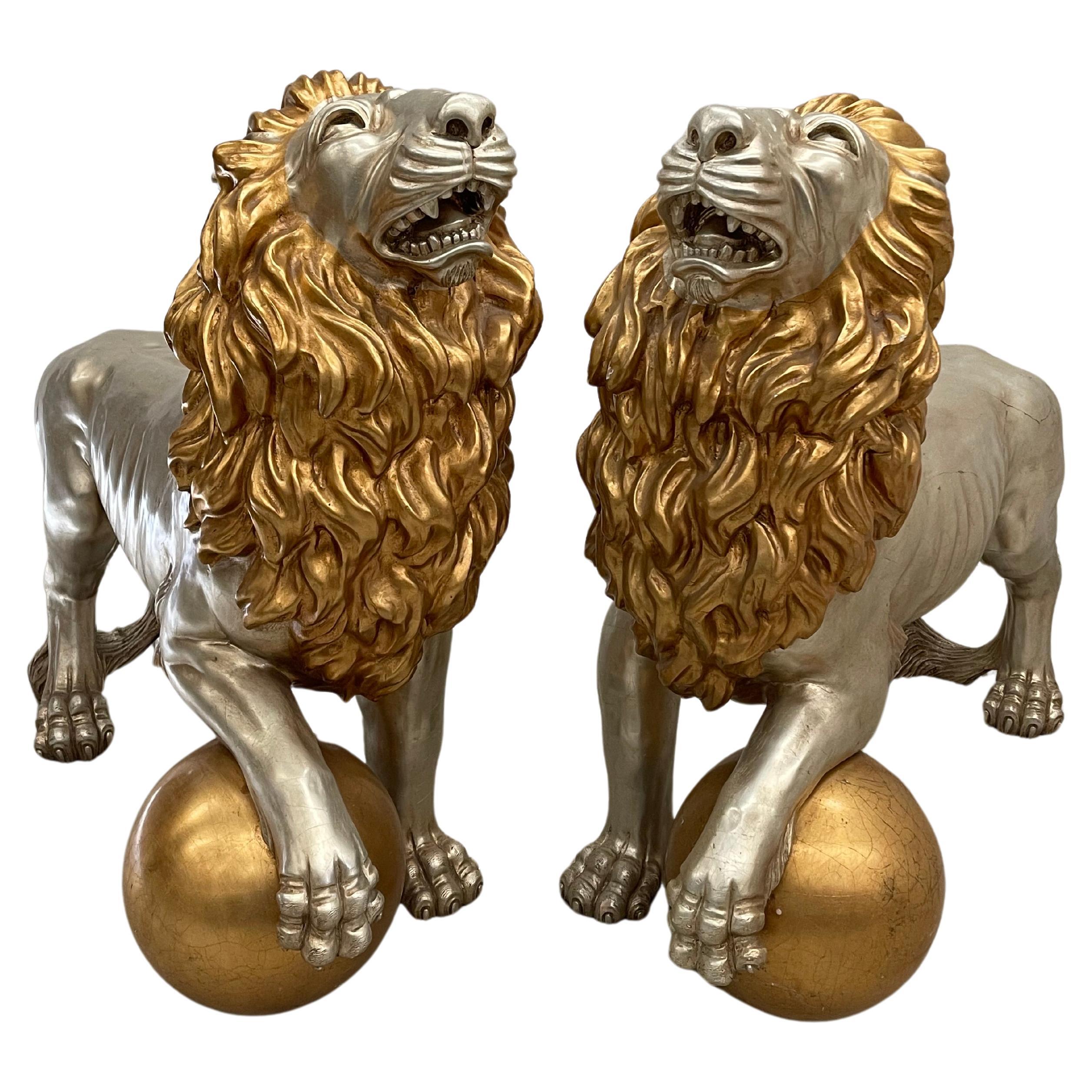 Coppia sculture leone in legno foglia oro e foglia argento For Sale