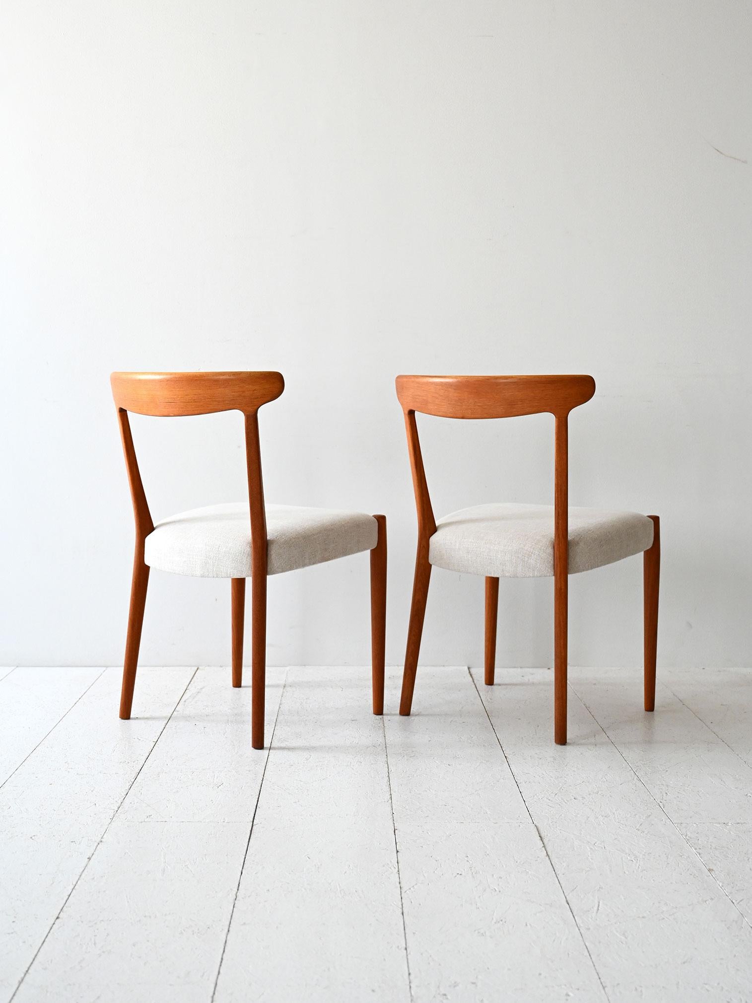 Struttura in teak con schienale curvo e seduta imbottita rifoderata. Linee eleganti e proporzioni armoniose.

Coppia di sedie da pranzo scandinave risalenti agli anni ’60, con struttura in teak massello e seduta imbottita rifoderata in tessuto
