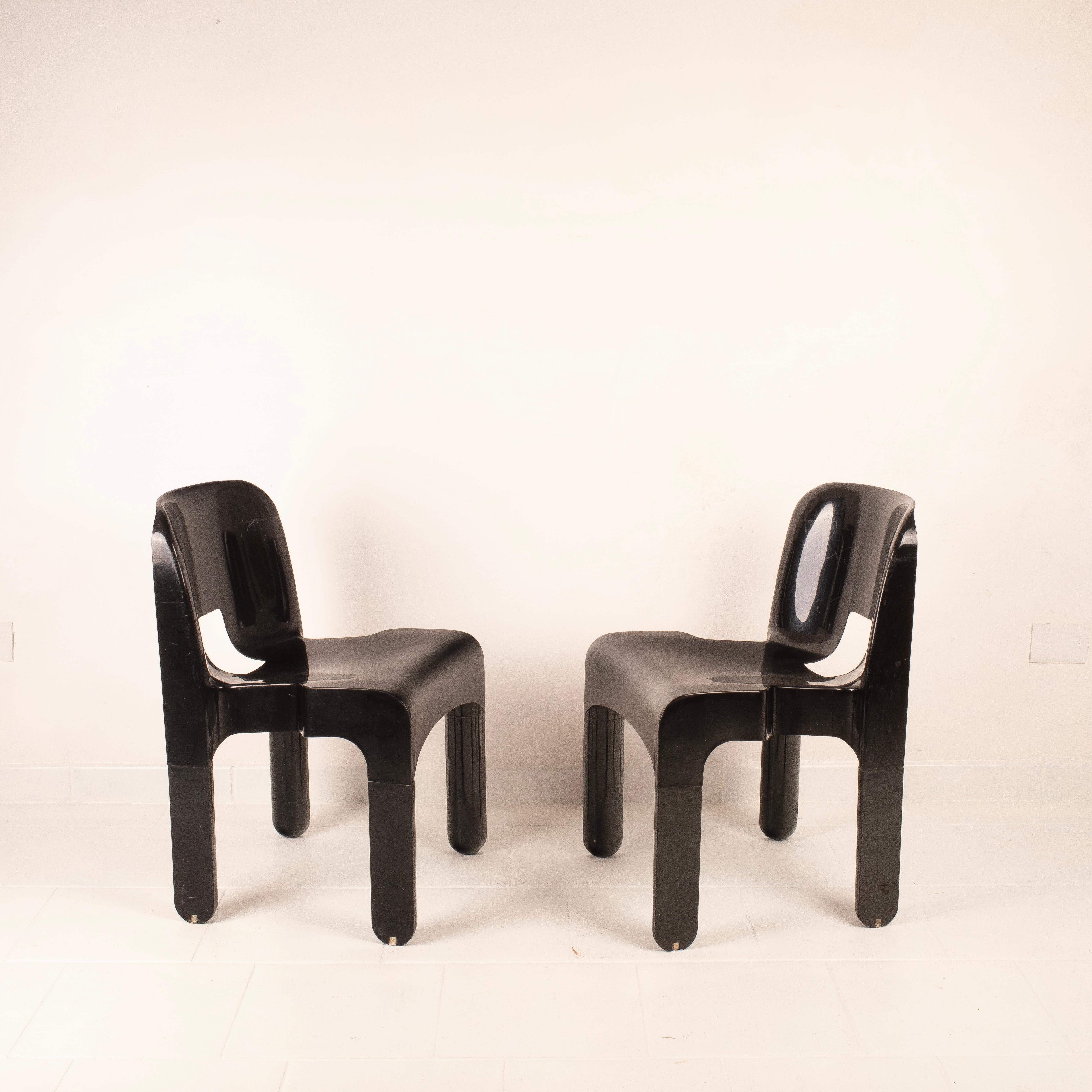Joe Colombo's black Universale chair produced by Kartell is an iconic creation of 1960s Italian design.
This chair features a minimalist and elegant design that has made it a cult object in the world of furniture design.
The chair features a