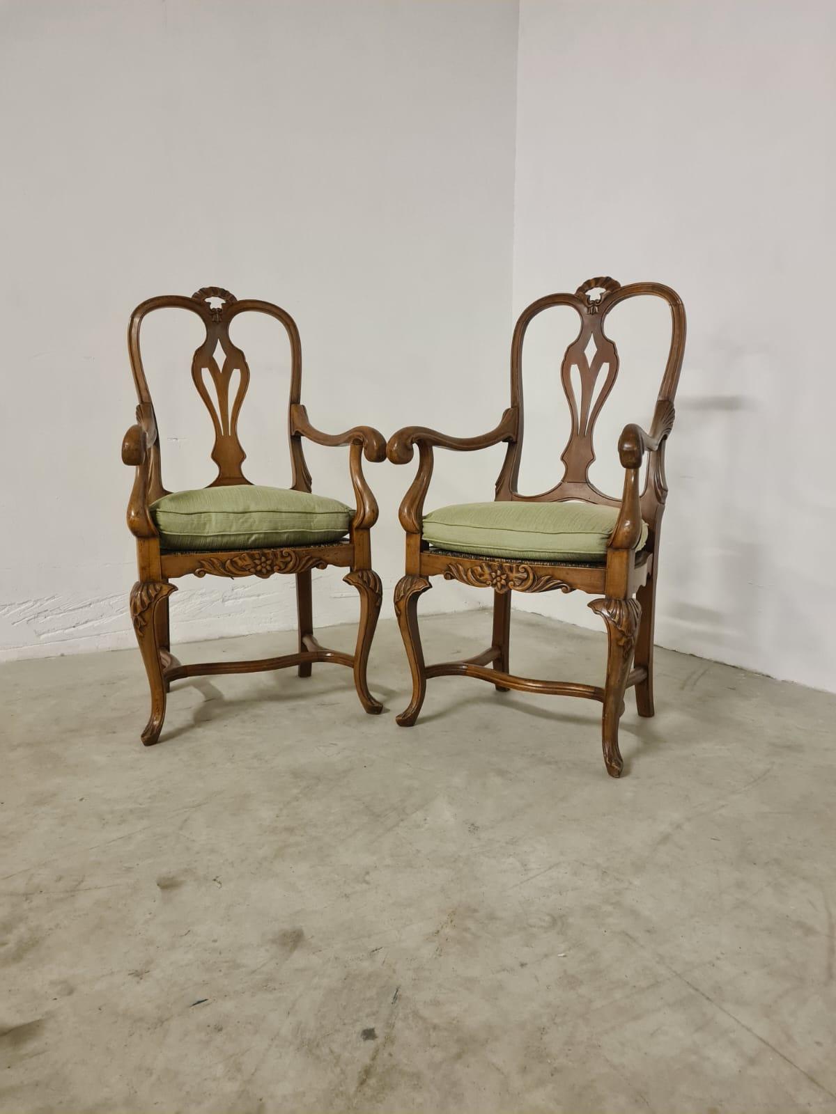 Paire de chaises hautes en noyer.

Deux chaises hautes de style baroque du 18e siècle.

Structure en noyer et assise en paille.

Les coussins sont doublés d'un tissu en coton vert.

Les deux chaises sont dans un excellent état de conservation,