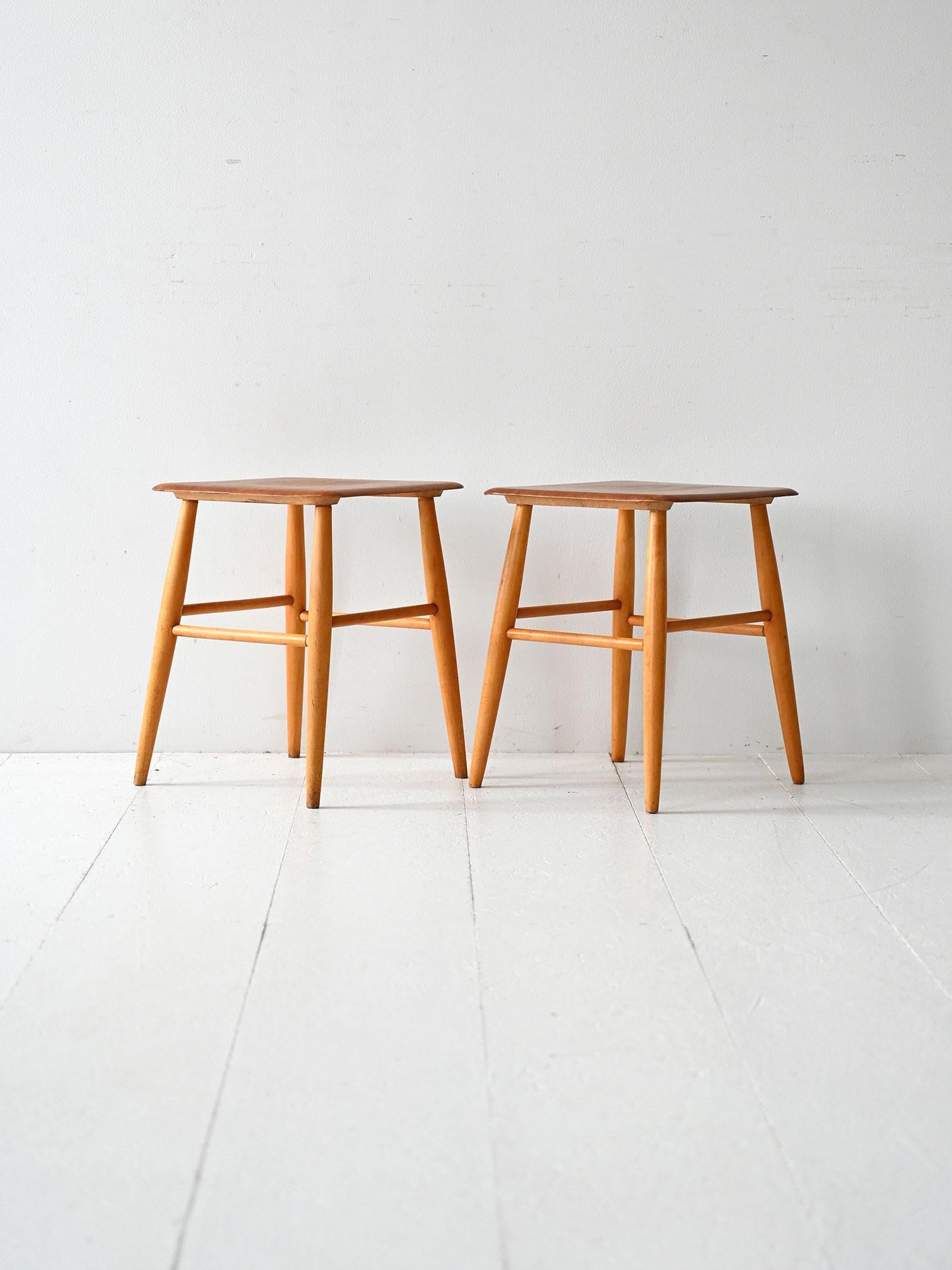 Paire de tabourets Fanett conçus par Ilmari Tapiovaara pour Edsbyverken. Structure en hêtre et siège en teck.

Paire de tabourets Fanett conçus par Ilmari Tapiovaara et fabriqués par Edsbyverken, Suède, années 1950/60. Structure en bois clair avec