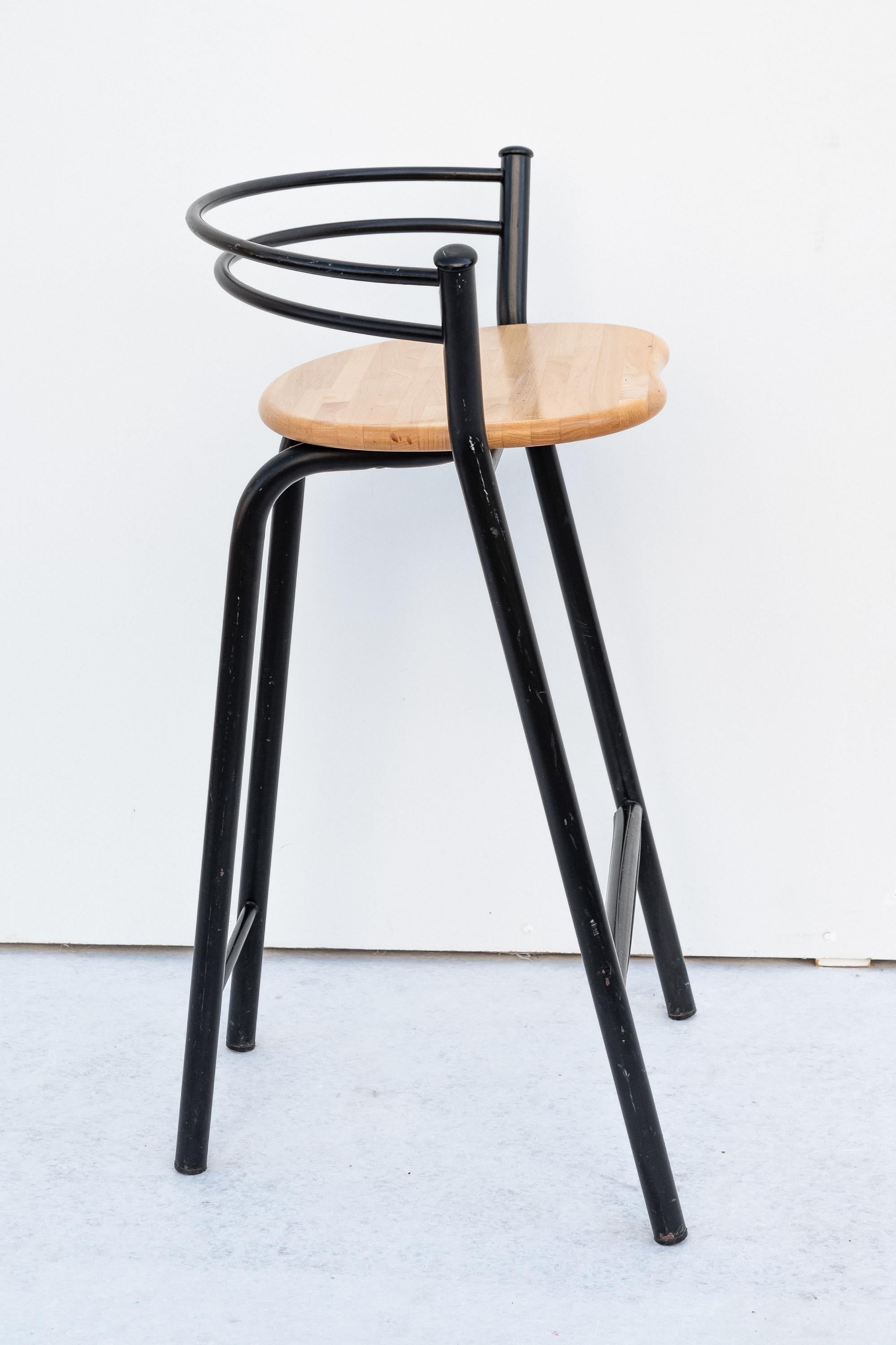 Coppia Sgabelli MAT di Gianni Pareschi per Ciatti, Made in Italy, Anni '80. 
Coppia di Sgabelli MAT di Gianni Pareschi Anni '80. La struttura è in acciaio verniciato nero opaco con schienale sempre in ferro. La seduta è in doghe di faggio assemblate