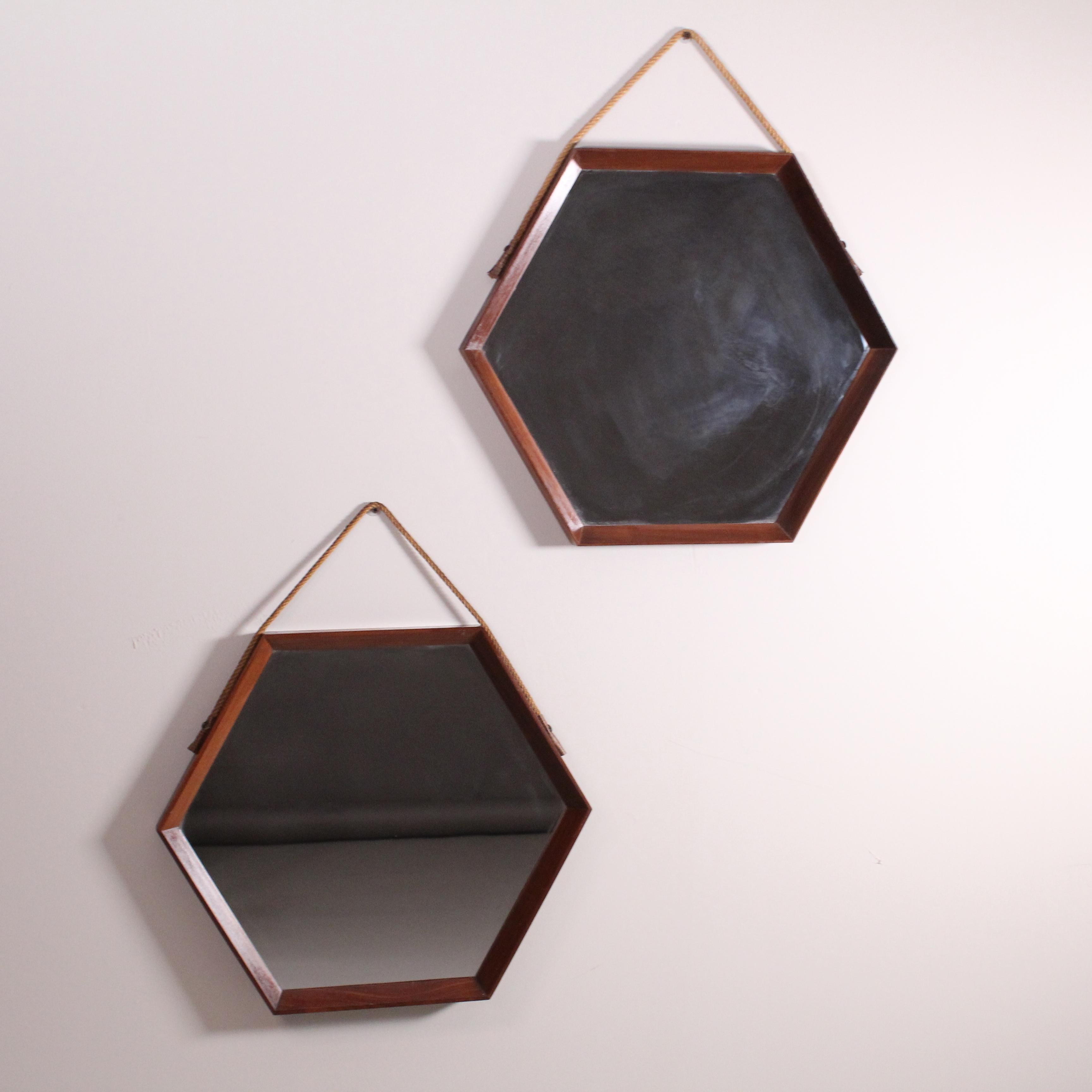 Pair of hexagonal mirrors with wooden frame, Italian manufacture

Conditions: Good
Materials: Teak ,mirror 
Epoque: 1960
Measurements: 45x5x45 cm