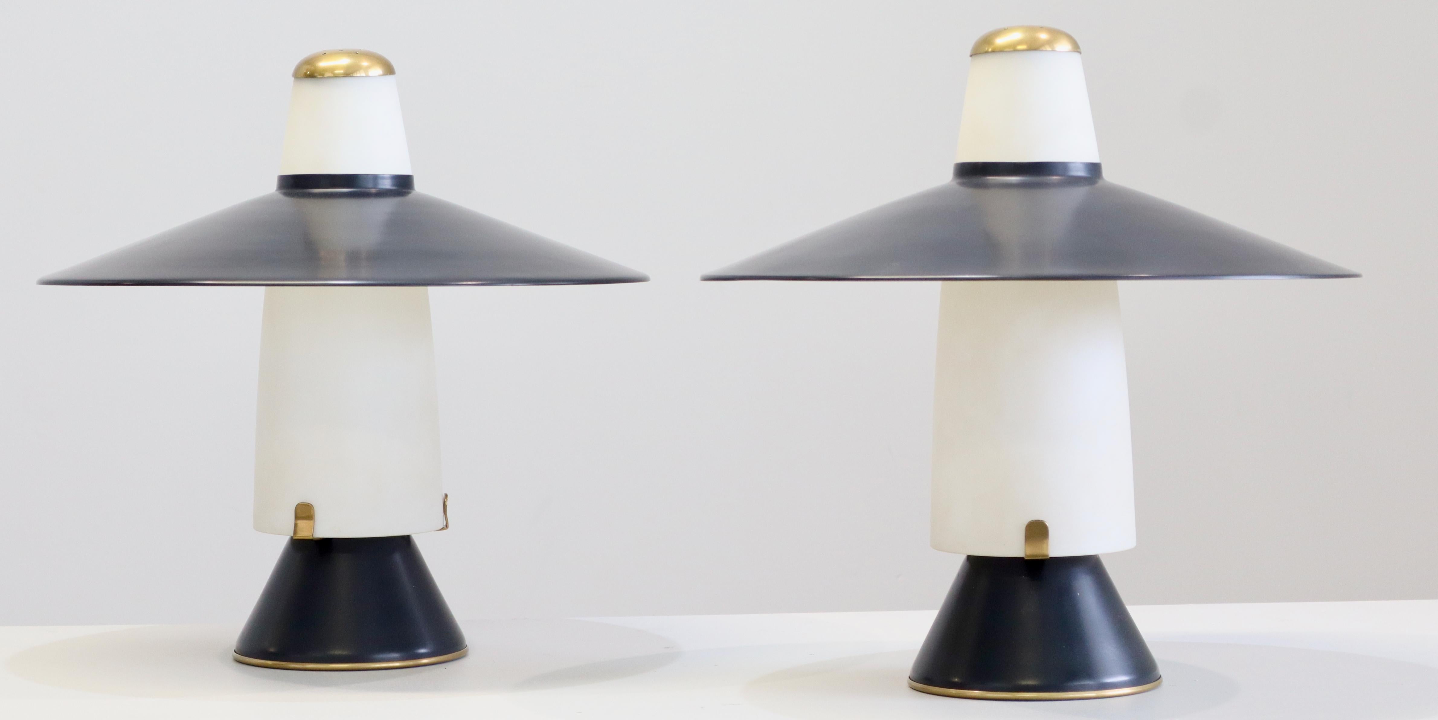 Diffusor aus Opalglas und lackiertem Metall, Sockel aus lackiertem Metall und Details aus Messing. Original-Etikett. Prod. Stilnovo, Italien, um 1960