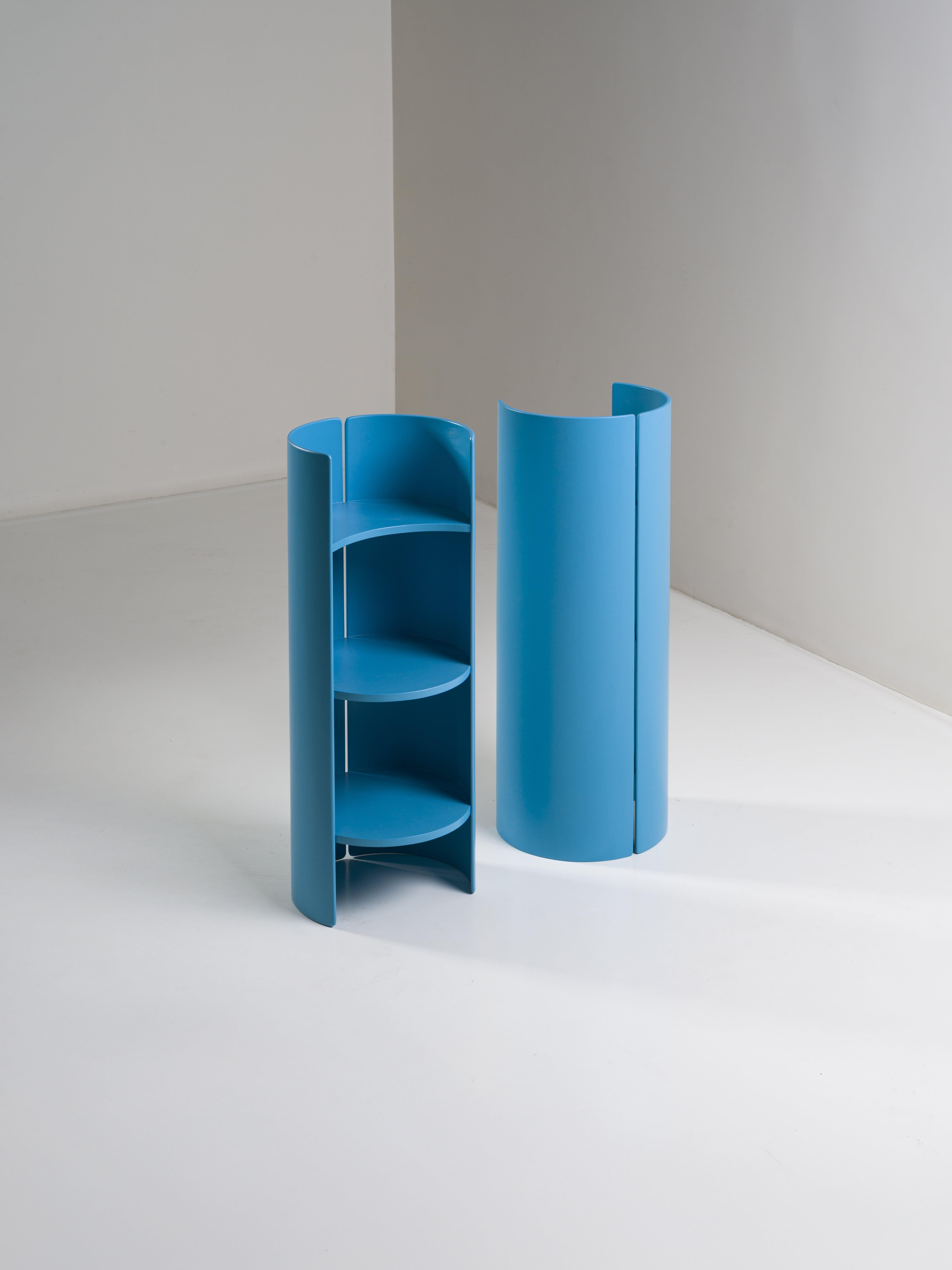 Pareja de mesitas o mesillas de noche en madera lacada azul turquesa, modelo Gea, diseño de Kazuhide Takahama para Gavina 1960. 
Forma escultórica de madera curvada. 
El estado de conservación también es muy bueno, ya que se han vuelto a lacar