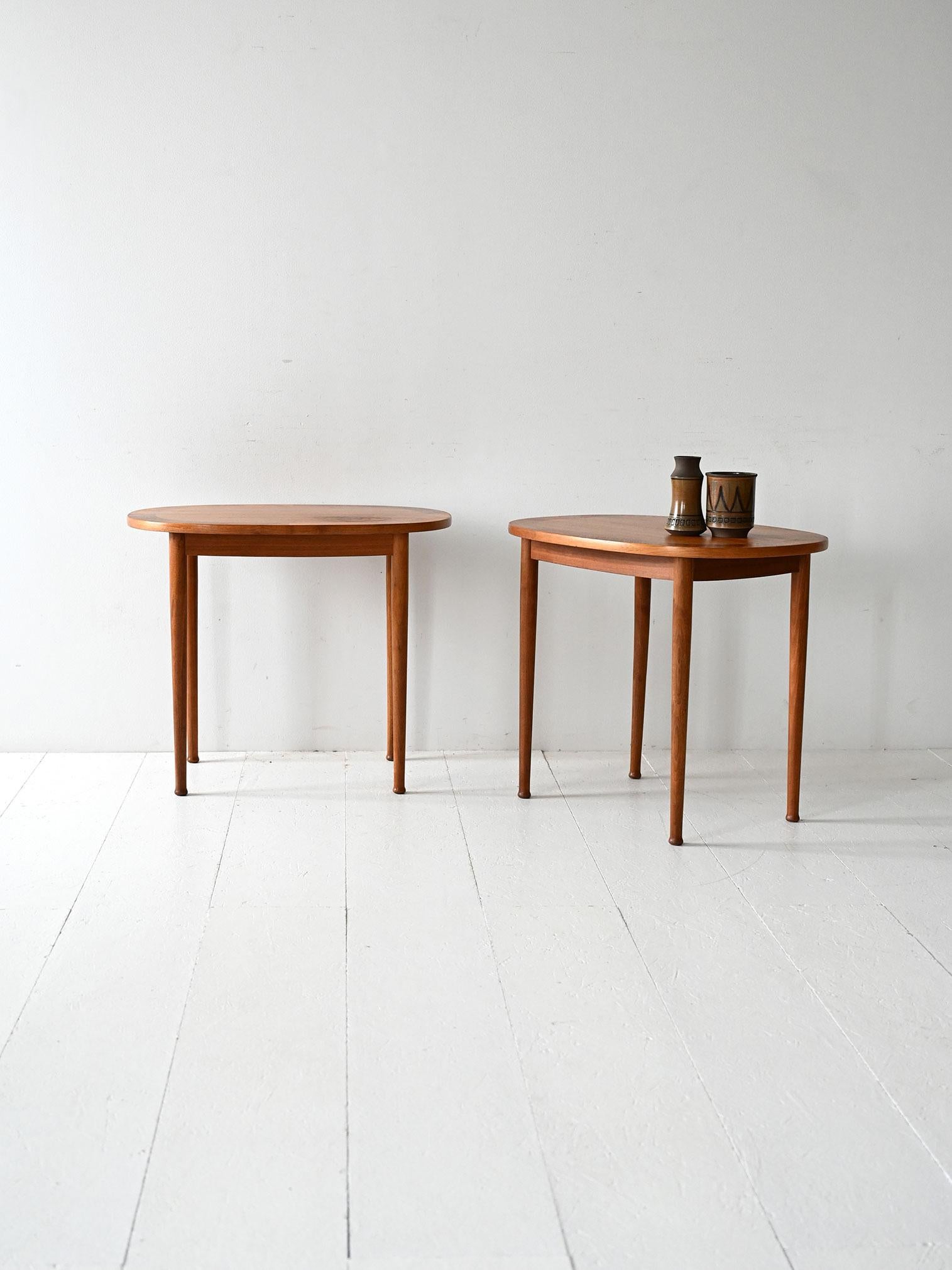 Tables basses ovales en teck avec incrustations diagonales. Design suédois de Yngvar Sandström pour Säffle Möbelfabrik.

Paire de tables basses ovales en teck conçues par Yngvar Sandström pour Säffle Möbelfabrik, Suède. La bordure présente une