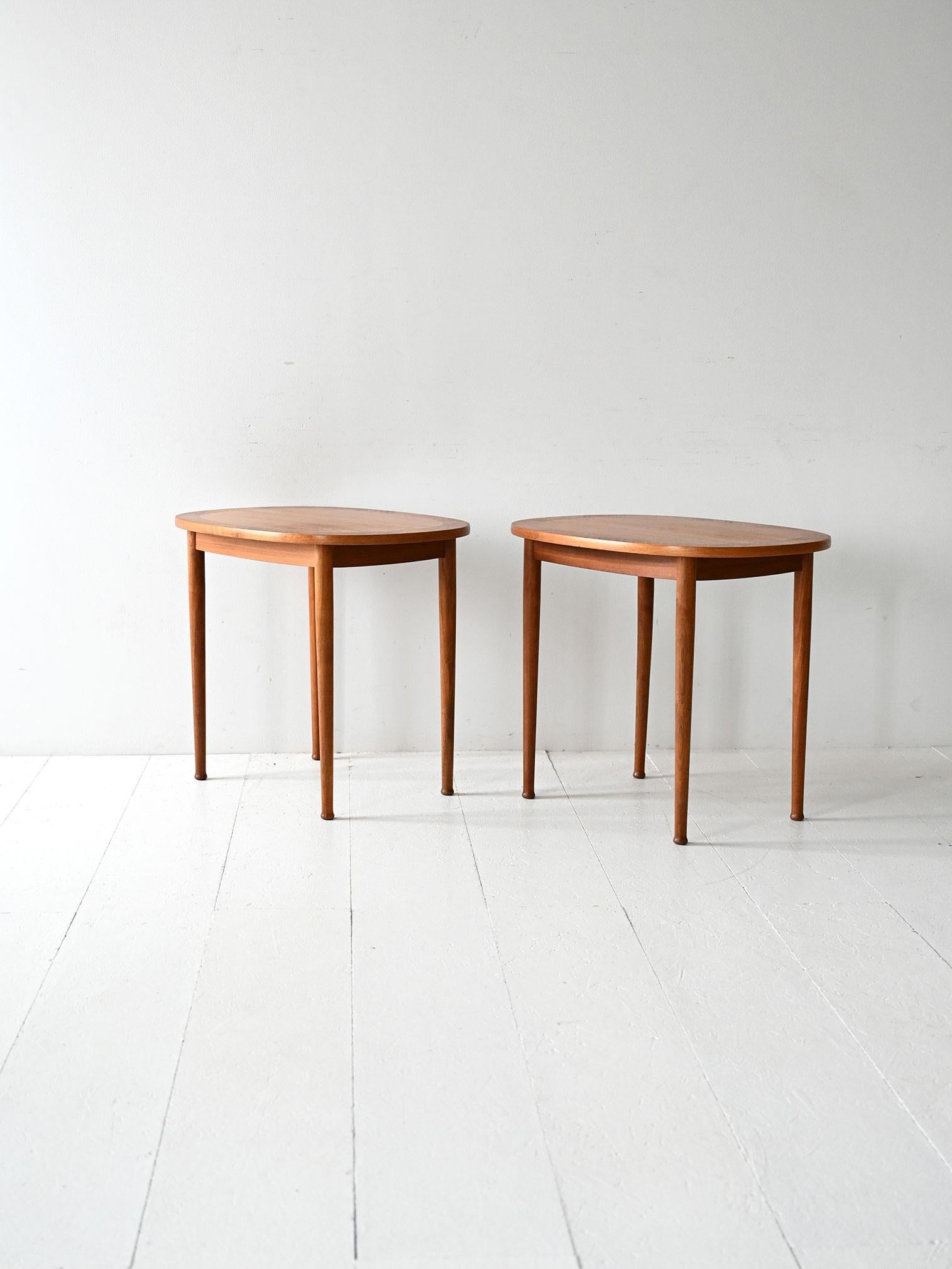 Scandinave moderne Paire de tables basses ovales par Y. Sandström en vente