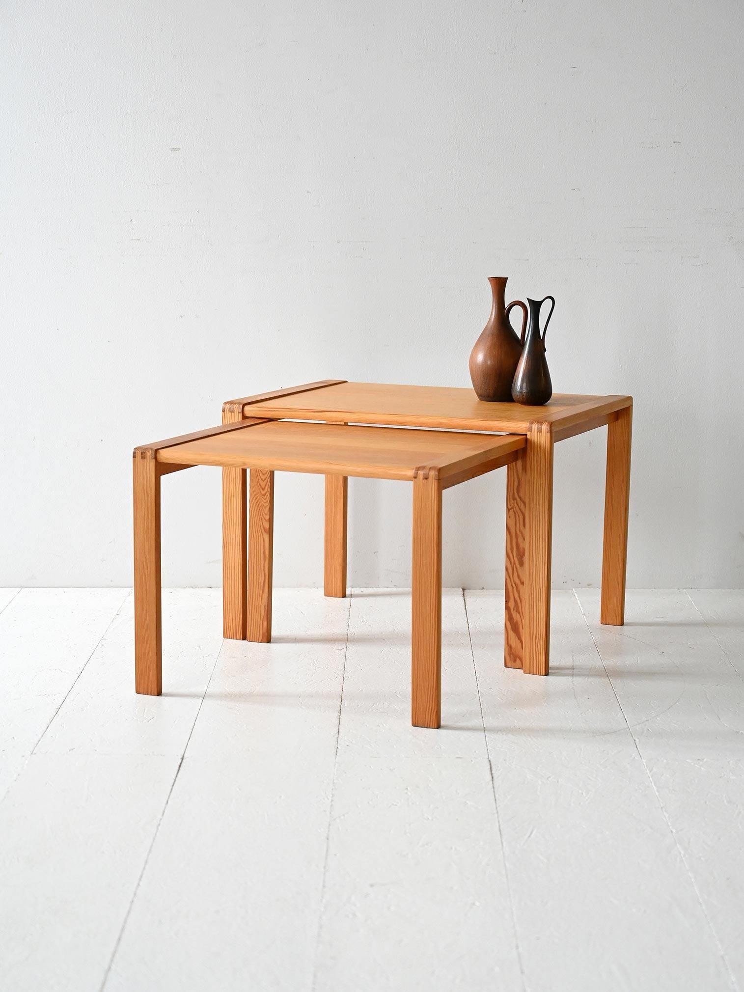 Scandinavo moderno Coppia tavolini scandinavi impilabili in pino in vendita