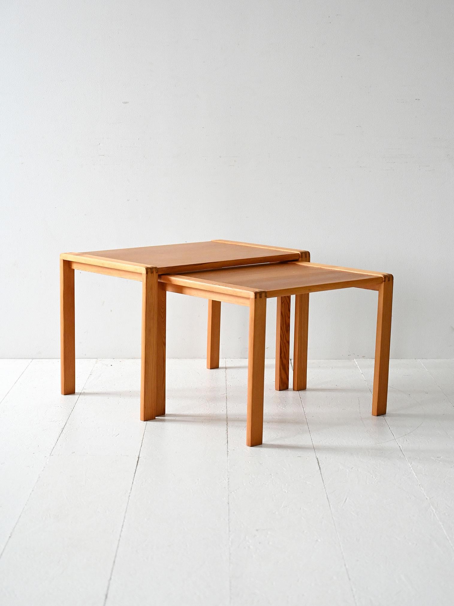 Scandinavian Coppia tavolini scandinavi impilabili in pino in vendita