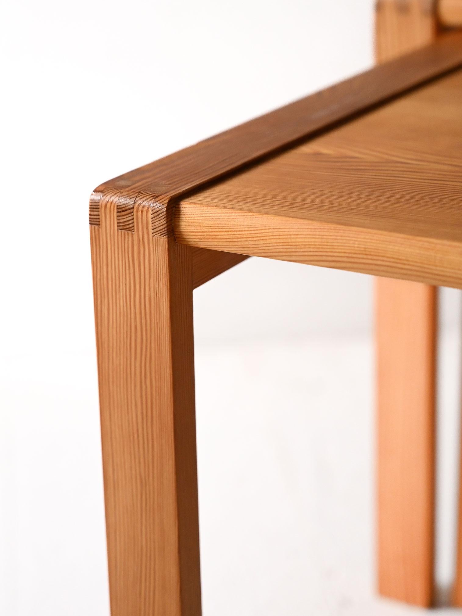 Mid-20th Century Coppia tavolini scandinavi impilabili in pino in vendita