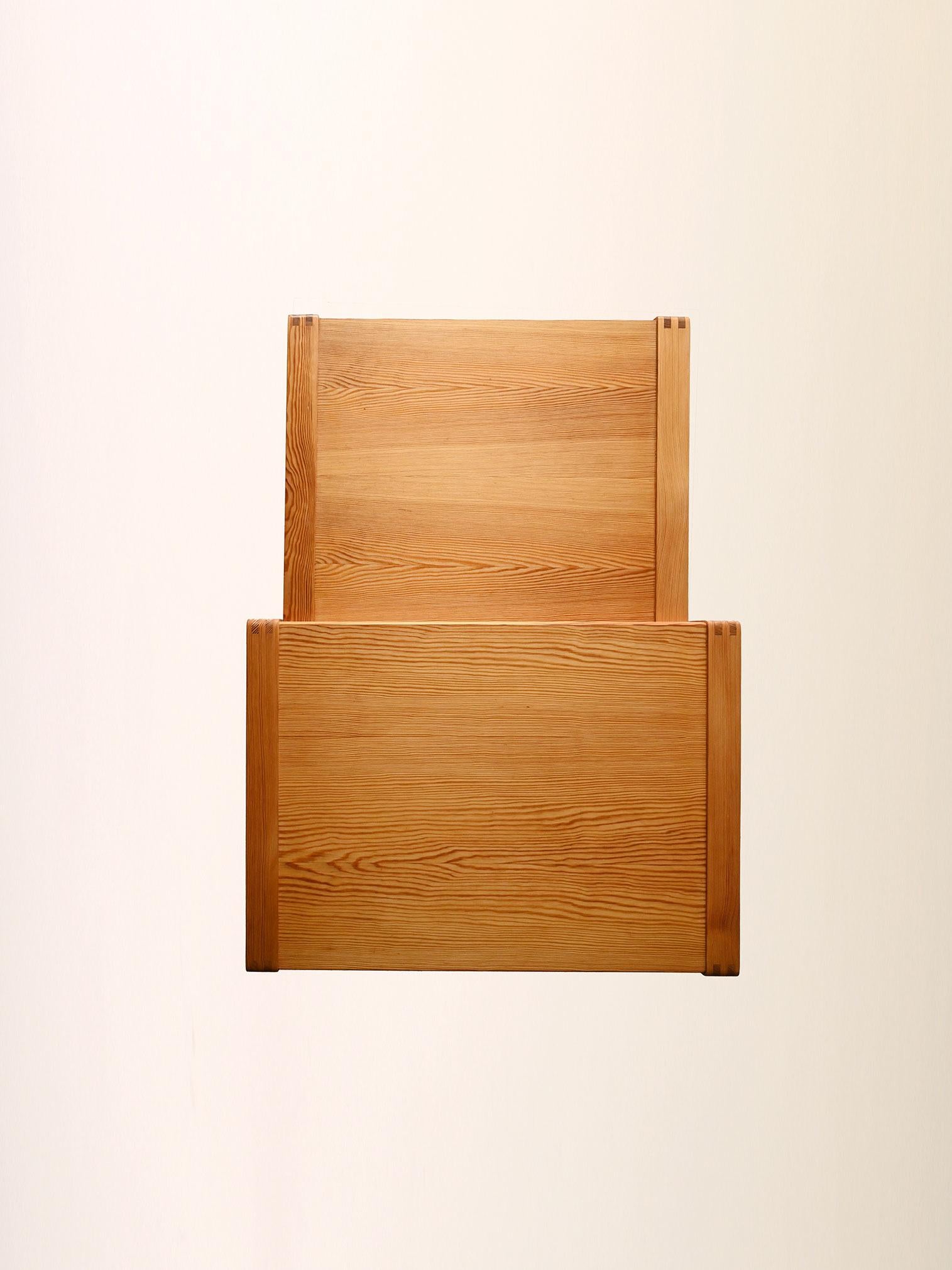 Pino Coppia tavolini scandinavi impilabili in pino in vendita
