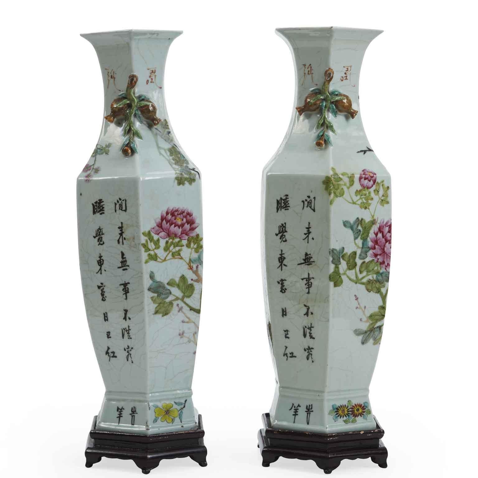 Paire de vases hexagonaux chinois, dynastie Quing, 19e siècle, décorés en polychromie de pivoines et d'oiseaux, avec deux anses formées de fruits et de grappes. Sur les côtés, verticalement, on trouve des idéogrammes. Il s'agit d'anciens vases