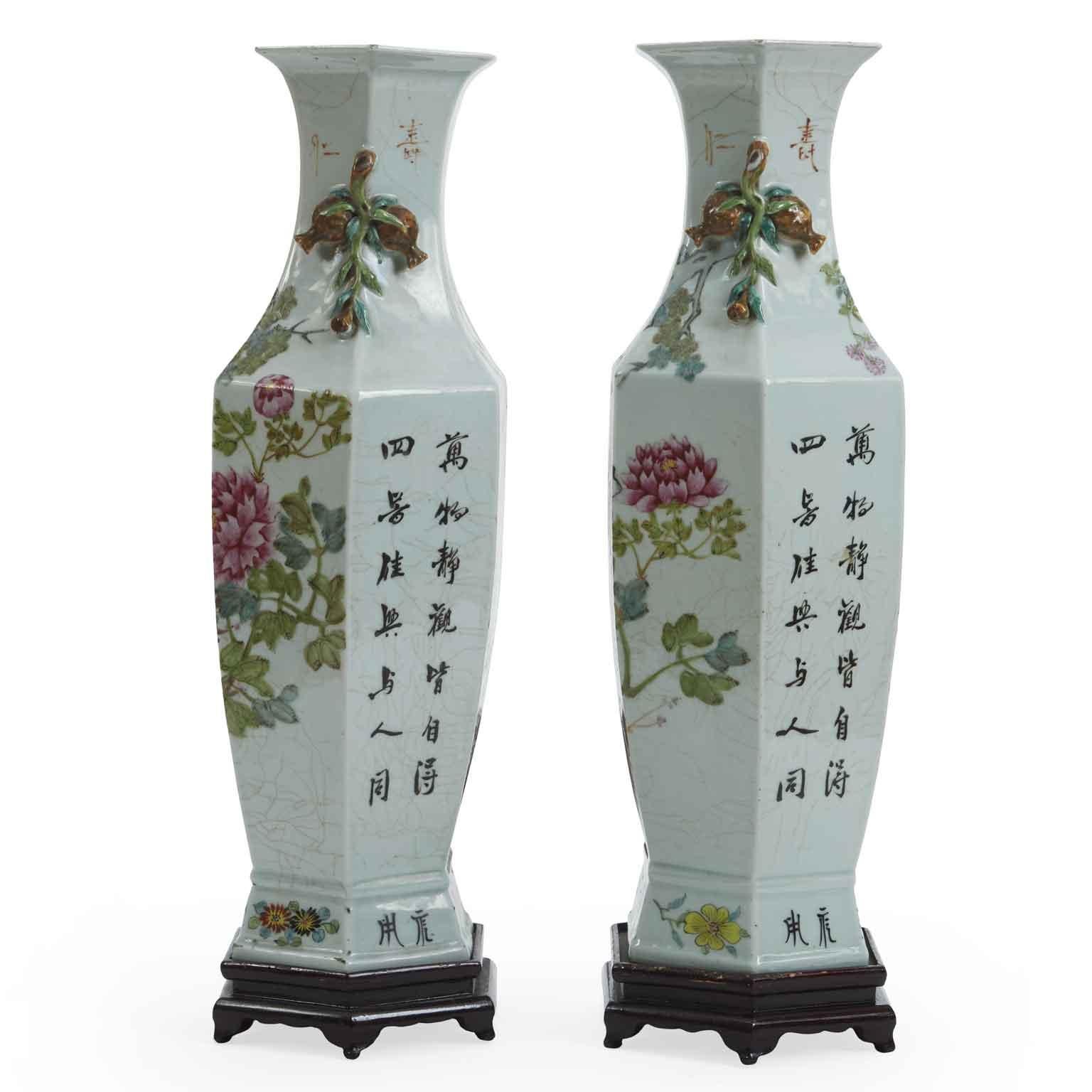 Peint à la main Paire de vases hexagonaux chinois 19ème siècle Dynastie Qing 60 cm de haut en vente