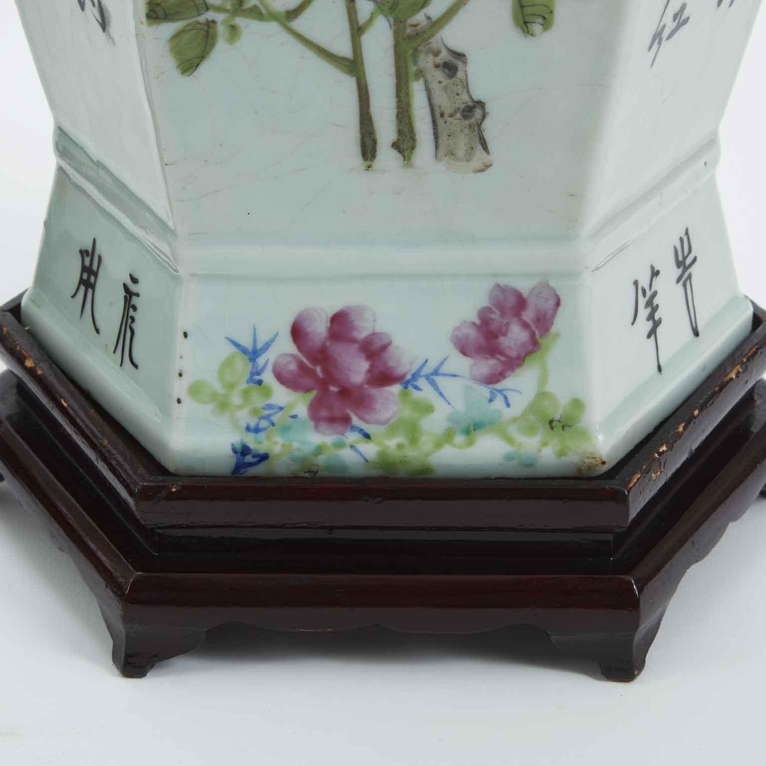 Paire de vases hexagonaux chinois 19ème siècle Dynastie Qing 60 cm de haut Bon état - En vente à Milano, MI