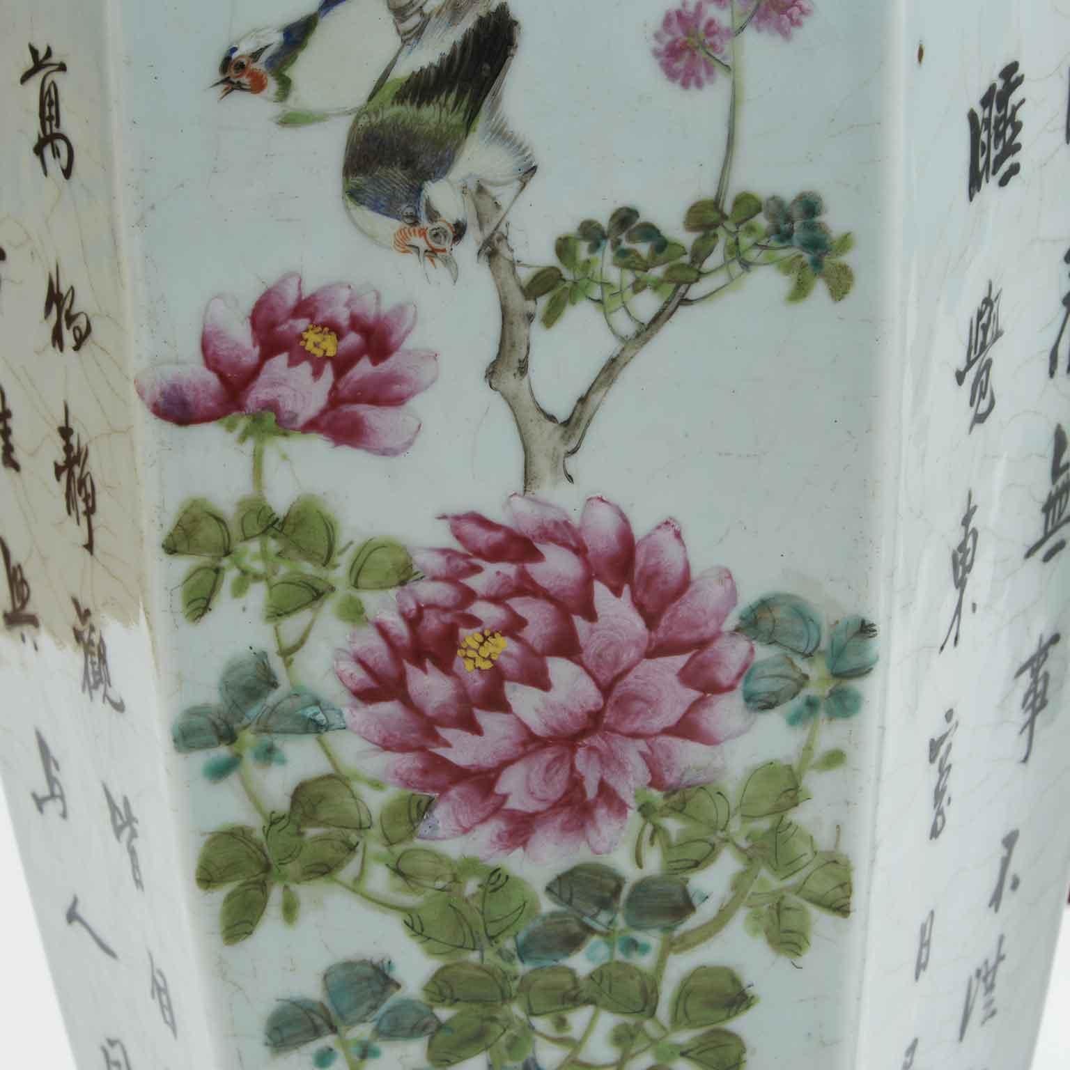 19th Century Paire de vases hexagonaux chinois 19ème siècle Dynastie Qing 60 cm de haut en vente