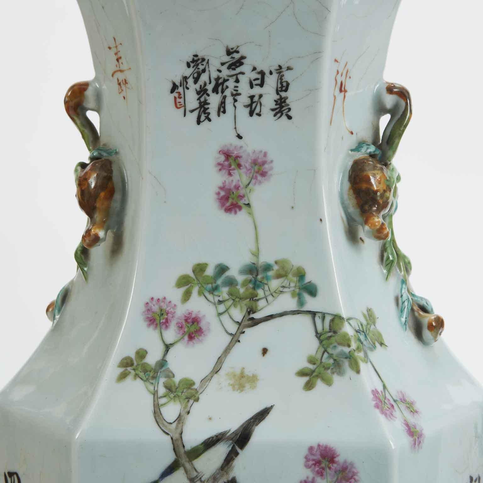 Porcelaine Paire de vases hexagonaux chinois 19ème siècle Dynastie Qing 60 cm de haut en vente