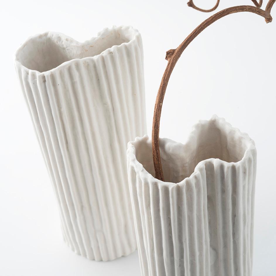 Italian PAIRE DE VASES EN PORCELAINE D'ARGILE  texture de rayures blanches gaufrées - Paire #1