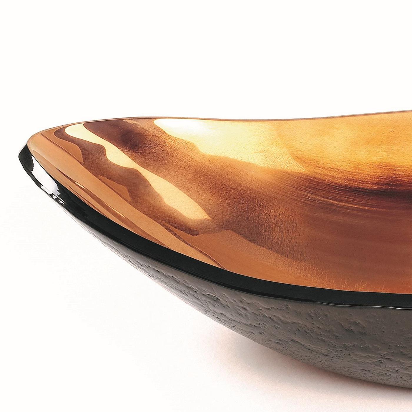 Ciotola Coppola Bronze Glass con tutta la struttura
in vetro soffiato con finitura bronzata all'interno e annerita
finire all'esterno.
