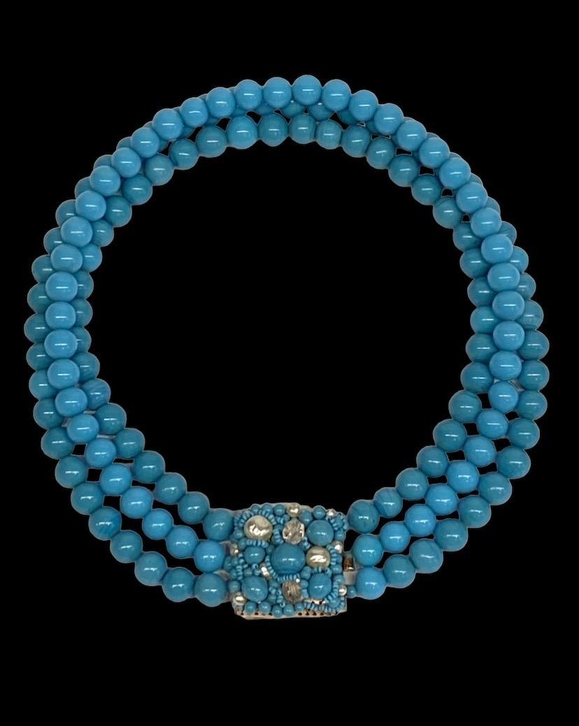 Una collana di perle in vetro turchese di Coppola e Toppo del 1950, un gioiello di grande effetto e da collezione. Conosciuti per i loro intricati lavori di perline e i disegni audaci, i fratelli Bruno e Lyda Coppola hanno iniziato a creare il loro