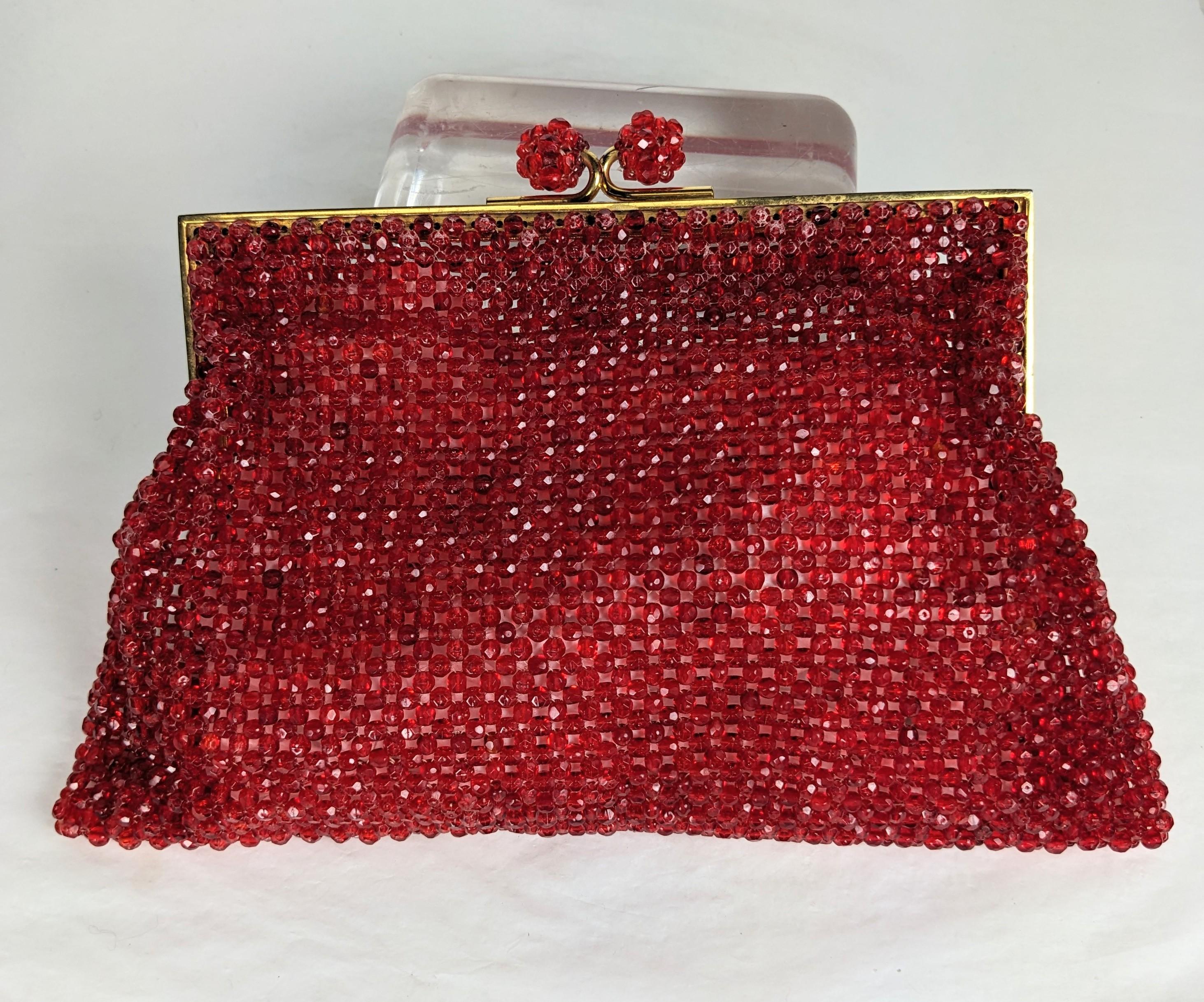 Seltene Coppola e Toppo Rubin Kristall Perlen Clutch  aus den 1950er Jahren. Sehr ungewöhnlich, komplett handgefertigt und mit rubinroten Kunststoffperlen am Körper und Glasperlen am Verschluss. Nicht signiert. Italien 1950er Jahre. Passende