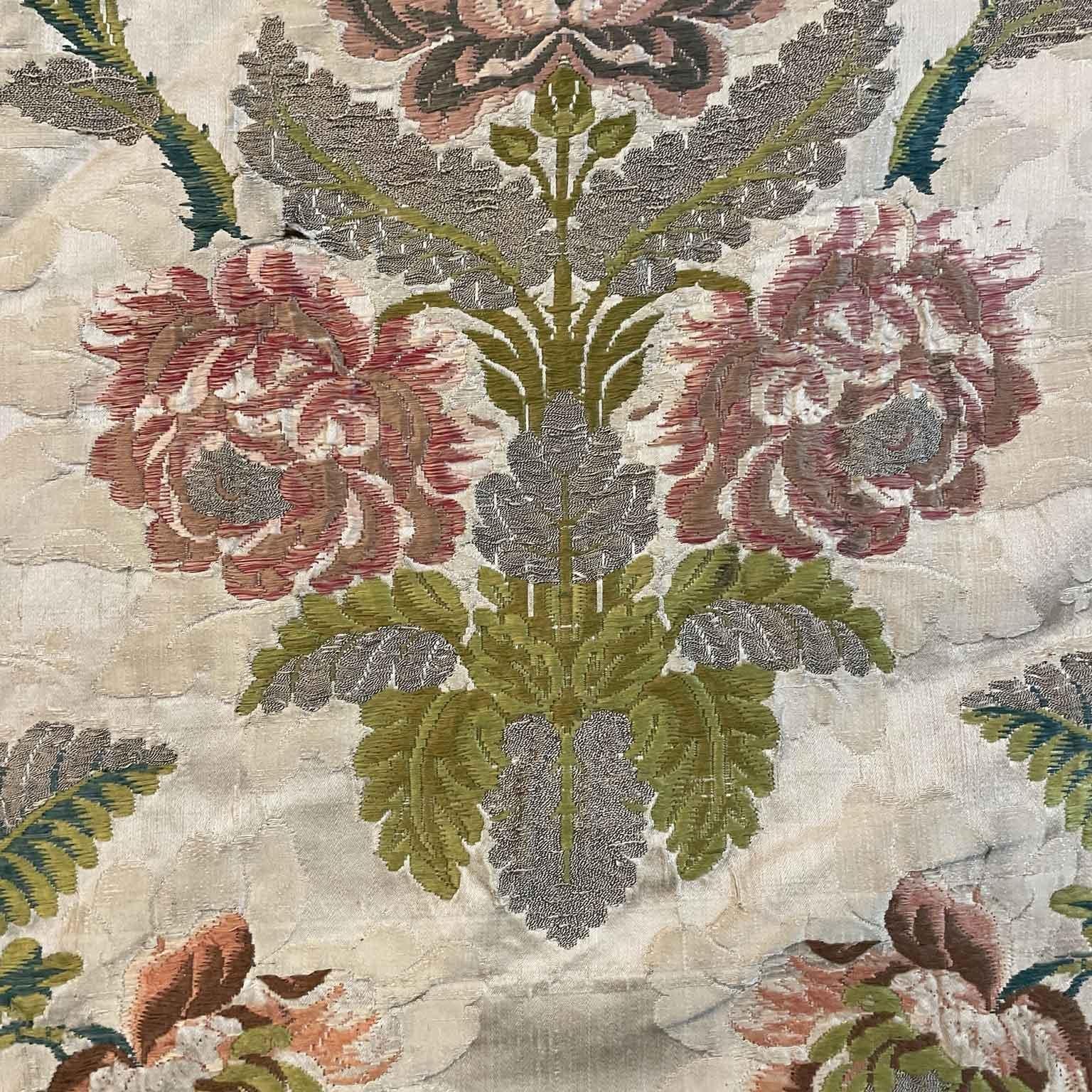 Round Embroidered Tablecloth Italian handicraft Del 1700 obtained by splicing together strips of textured fabric, giving a continuity to the composition of a damask pattern made of roses, fancy blue and pink flowers and embroidered leaves in cotton