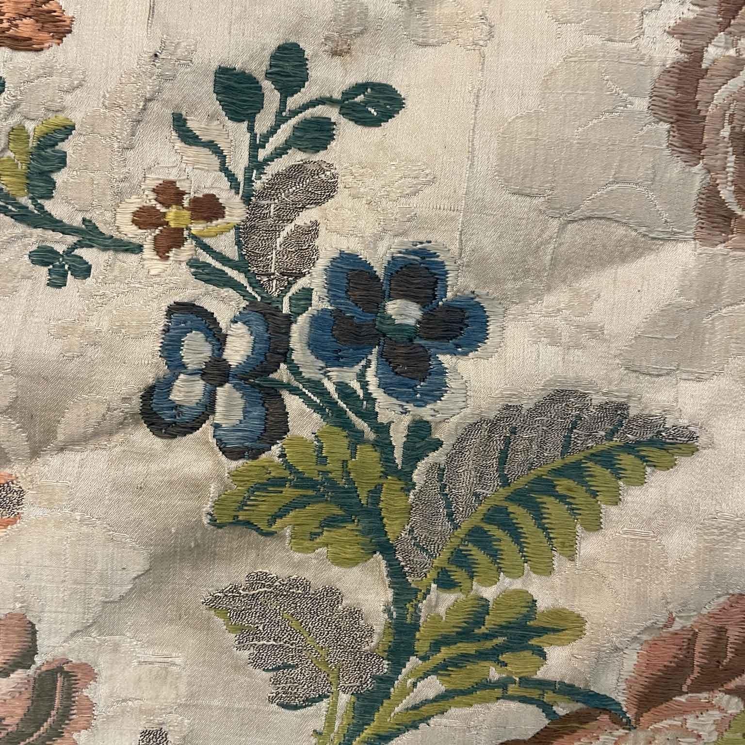 Circular Table Cover 1750s Italian Fabric Embroidered with Blue and Pink Flowers In Fair Condition For Sale In Milano, MI