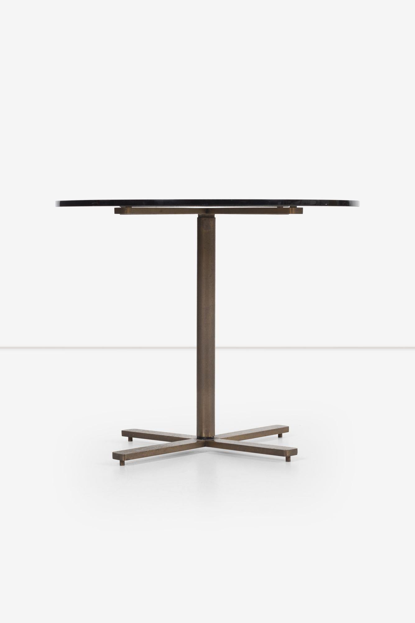 Nicos Zographos Tavolino con base in bronzo e piano in vetro colorato  1970s  
Questo straordinario tavolino, progettato dal designer industriale di origine greca Nicos Zographos, è caratterizzato da una base in bronzo splendidamente scultorea e da