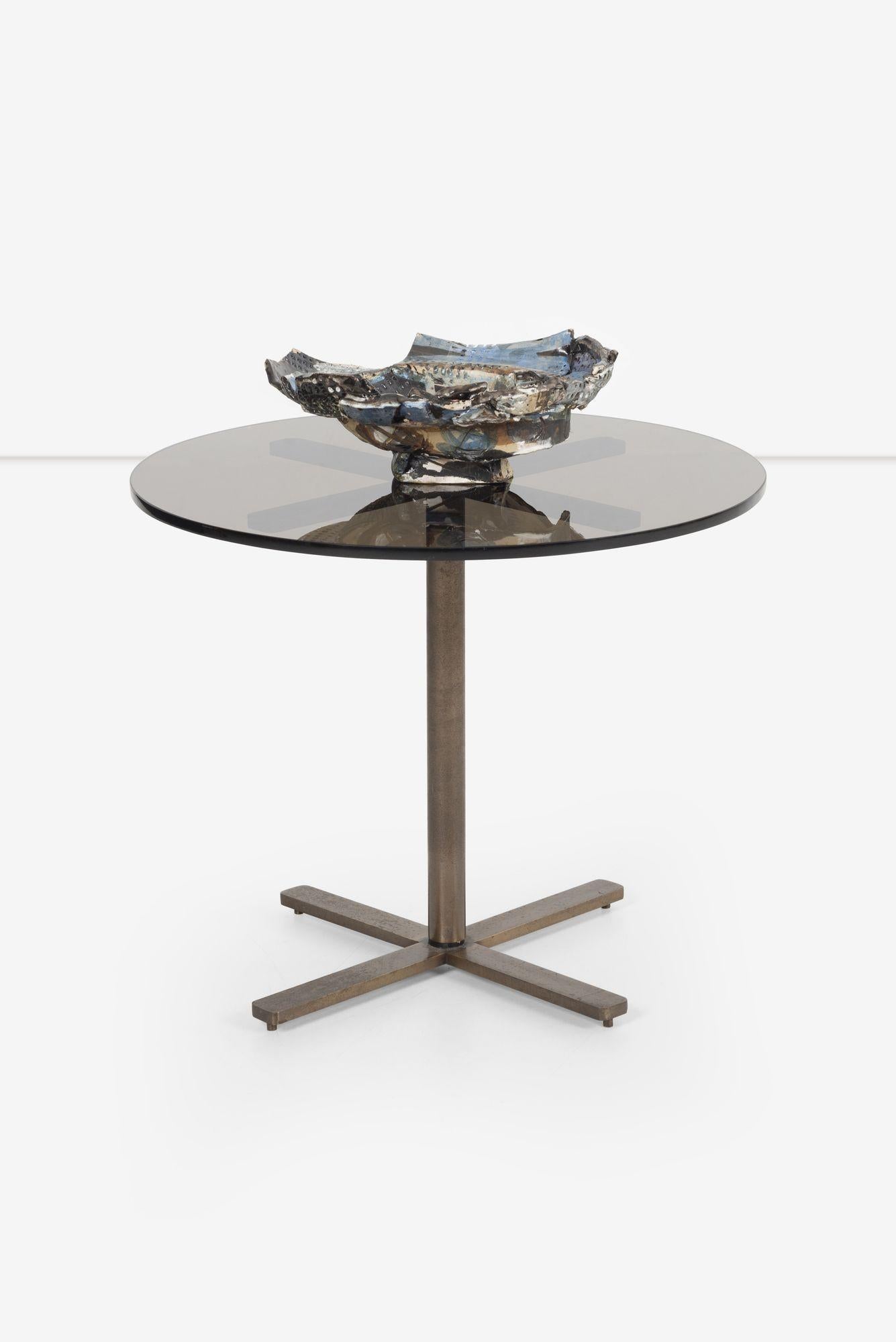 Mid-Century moderno Copia - Nicos Zographos Tavolino con base in bronzo e piano in vetro anni '70 in vendita