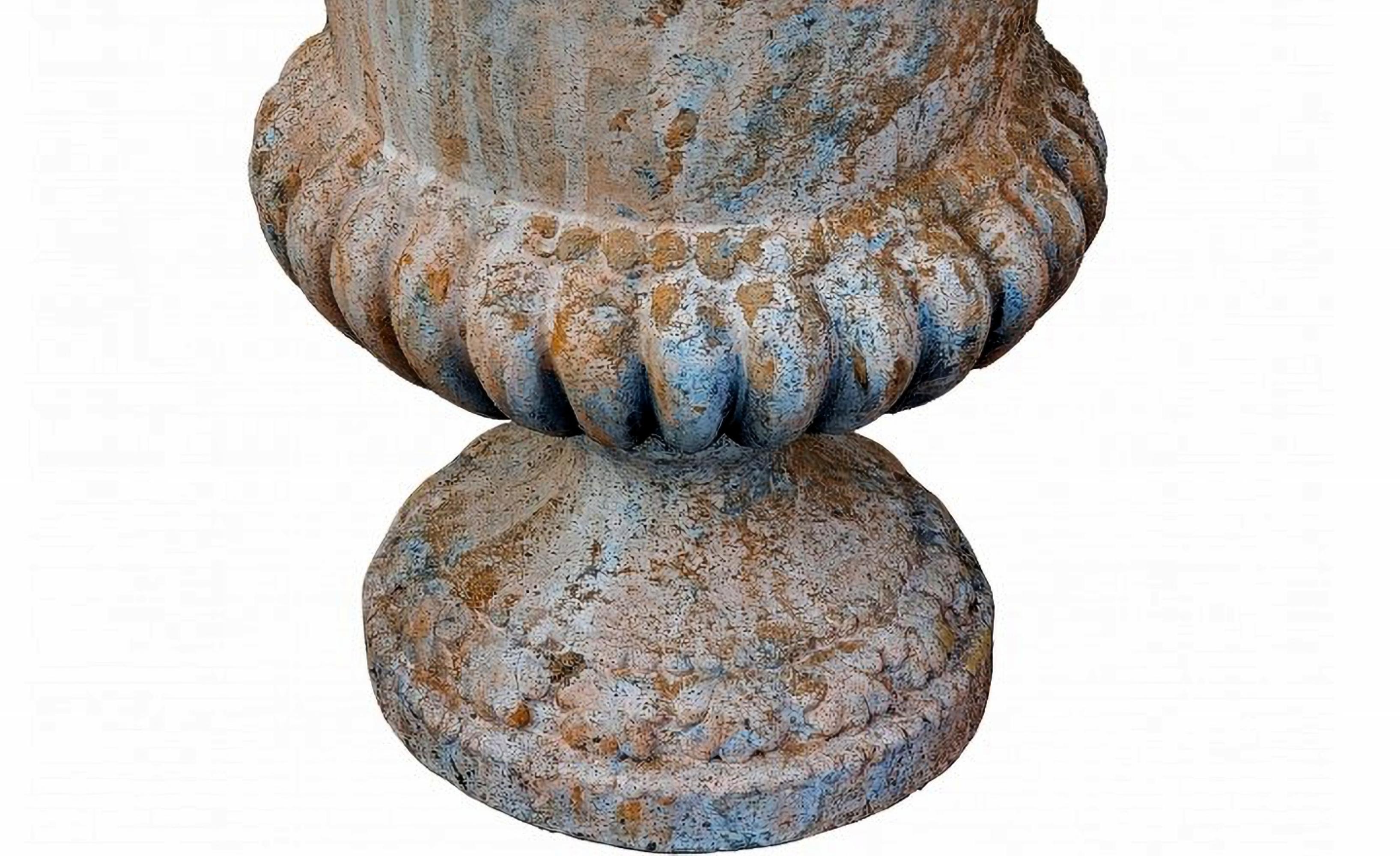 COPY OF ANCIENT 17th Century SIENESE VASE IN TERRACOTTA end 19th Century

Sienese ORNAMENTAL VASE for GATE and FENCE.
Medici chalice decorated with crowns of leaves and three crowns of mamille 24 vertical pods.

HEIGHT 42cm
INTERNAL DEPTH OF THE