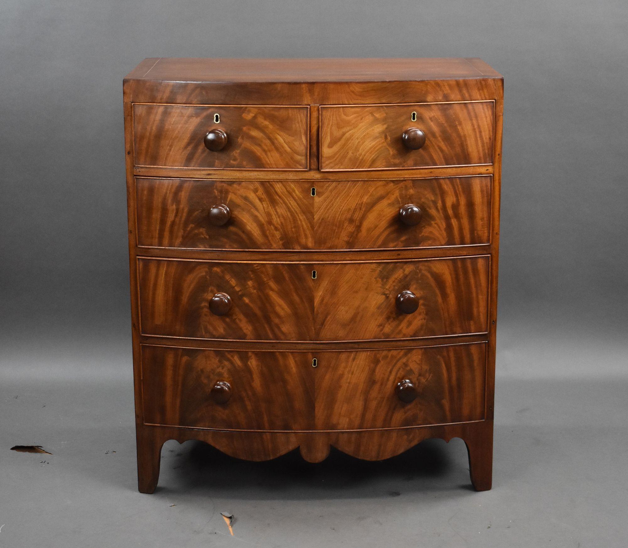 Cómoda victoriana de caoba con dos cajones cortos en la parte superior y tres cajones largos en la parte inferior, todos con tiradores de pomo y un delantal perfilado en la parte inferior sobre patas separadas.
Dimensiones Anchura 91cm Profundidad
