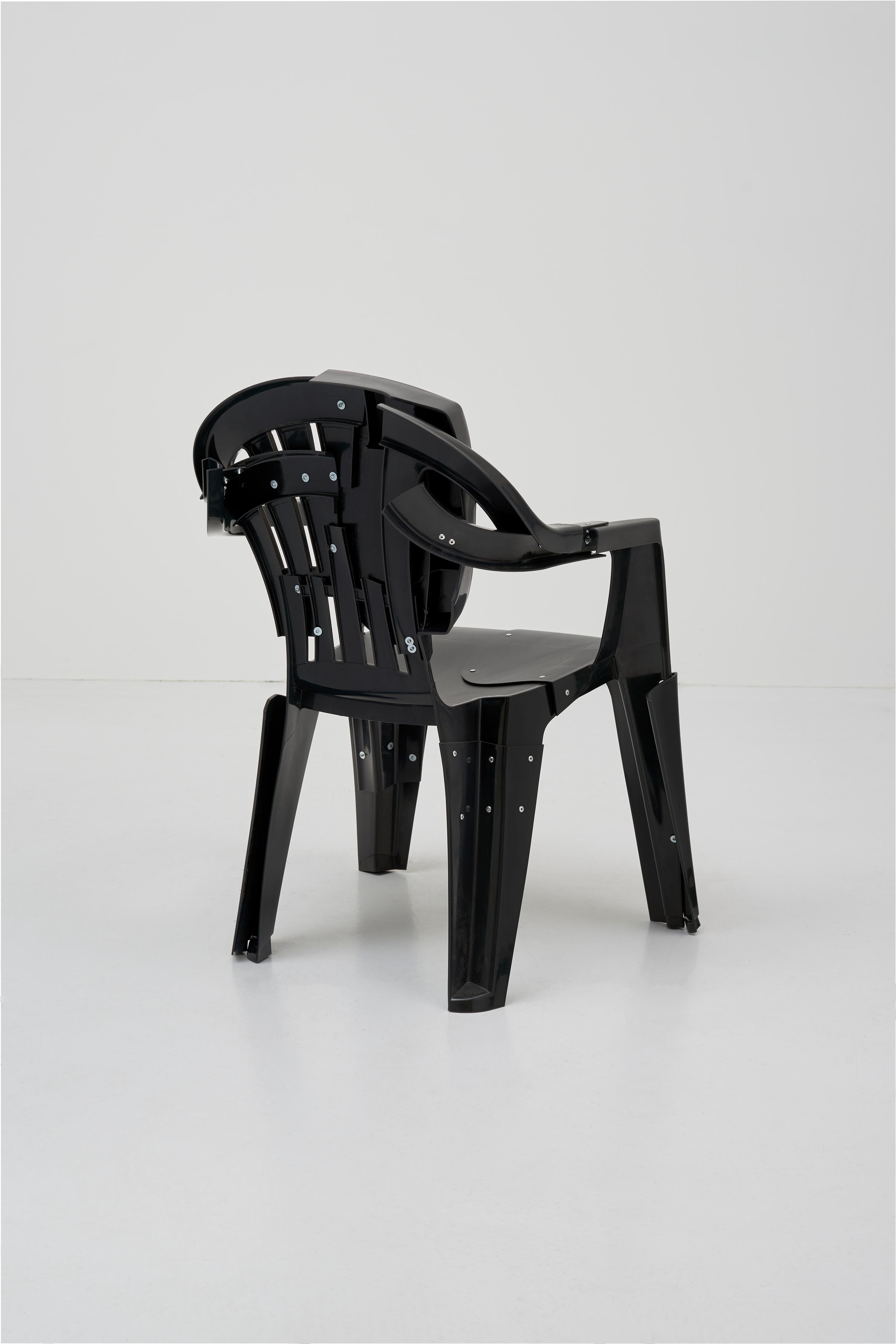 Néerlandais Fauteuil copytopia, chaise en plastique noir, Pierre Castignola en vente
