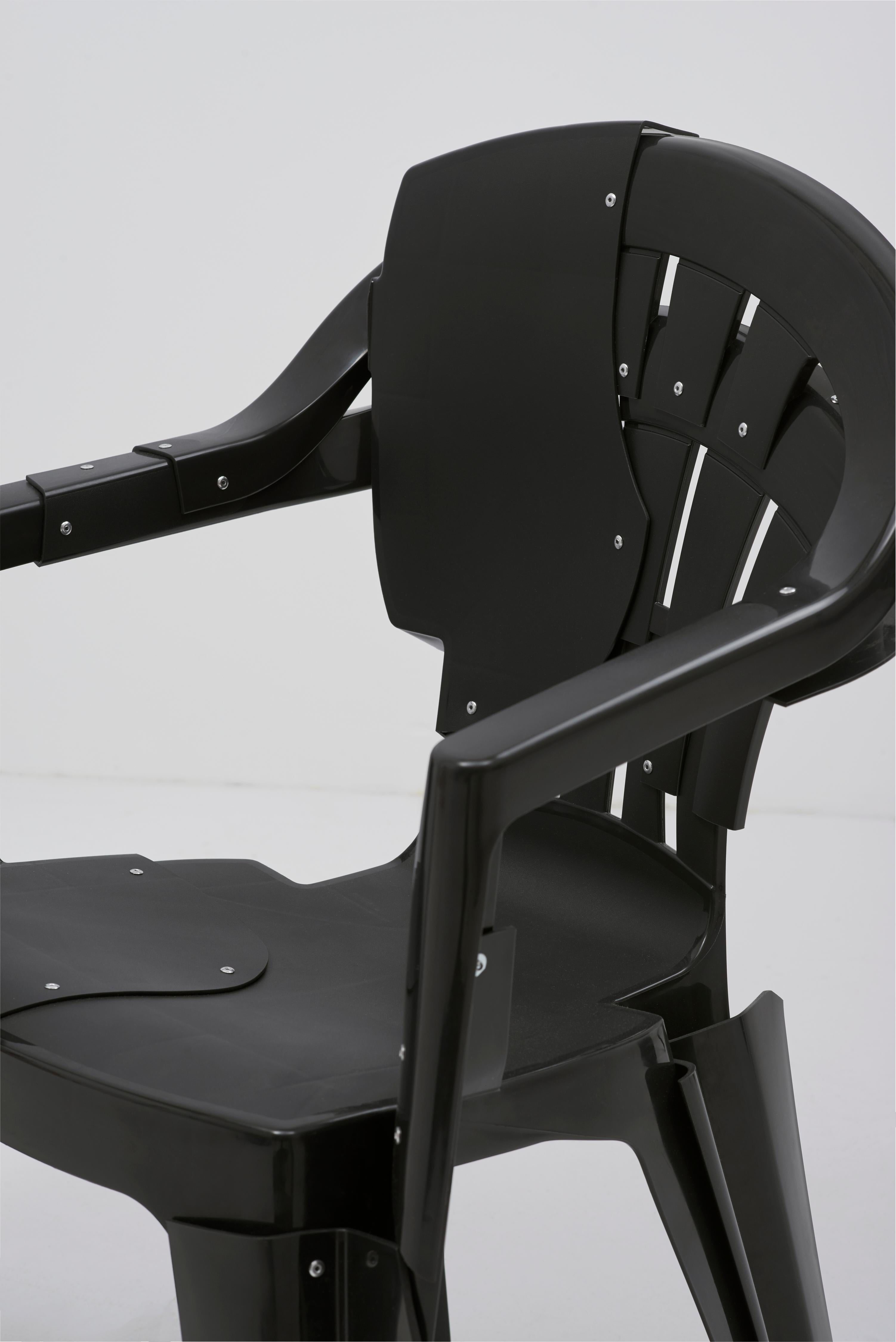 Néerlandais Fauteuil copytopia, chaise en plastique noir, Pierre Castignola en vente