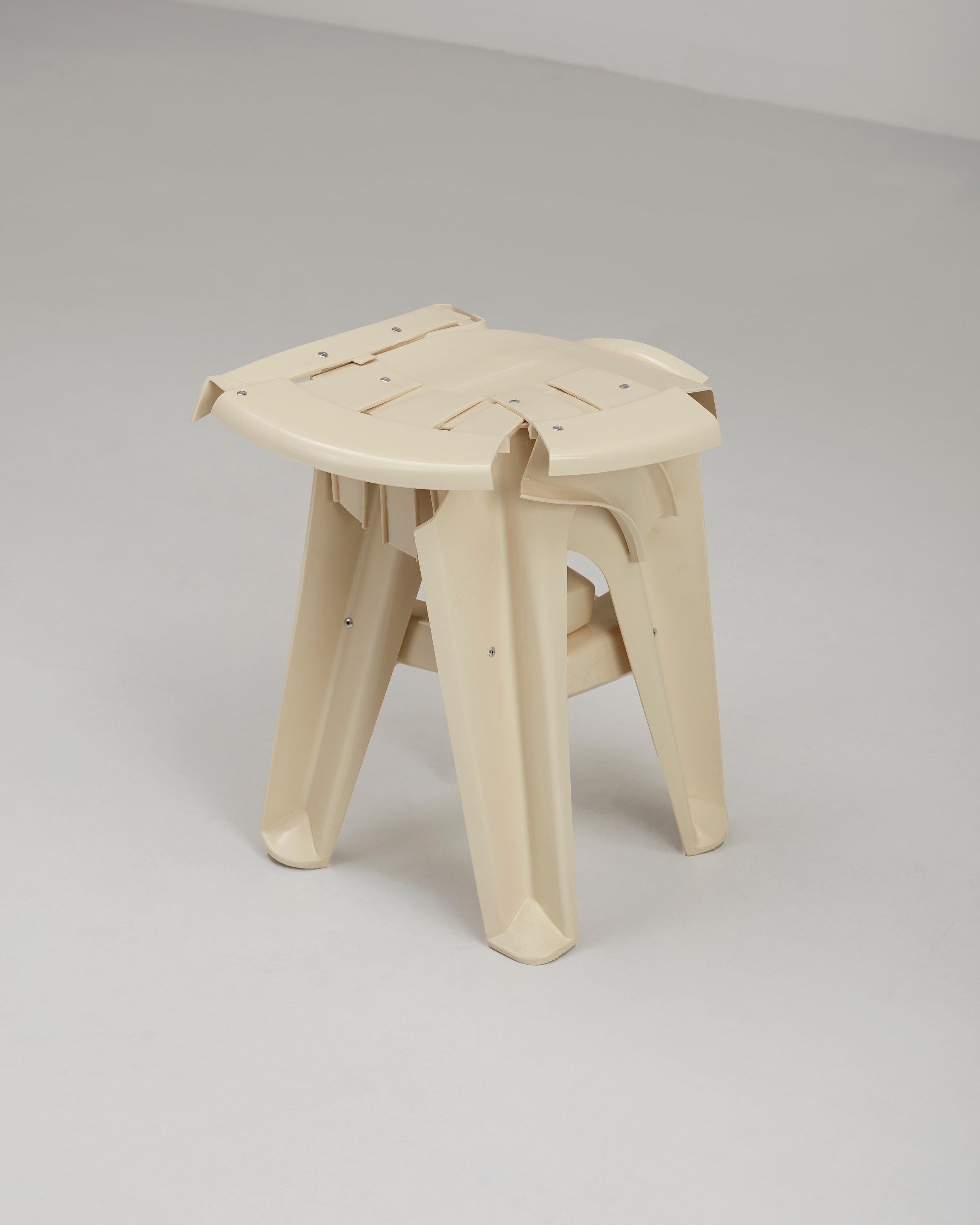 Le designer Pierre Castignola (France - 1995), basé à Amsterdam, a obtenu son diplôme Cum Laude de la Design Academy en 2018. Il s'efforce d'utiliser un arrière-plan conceptuel dans son travail tout en se concentrant sur un résultat surprenant,