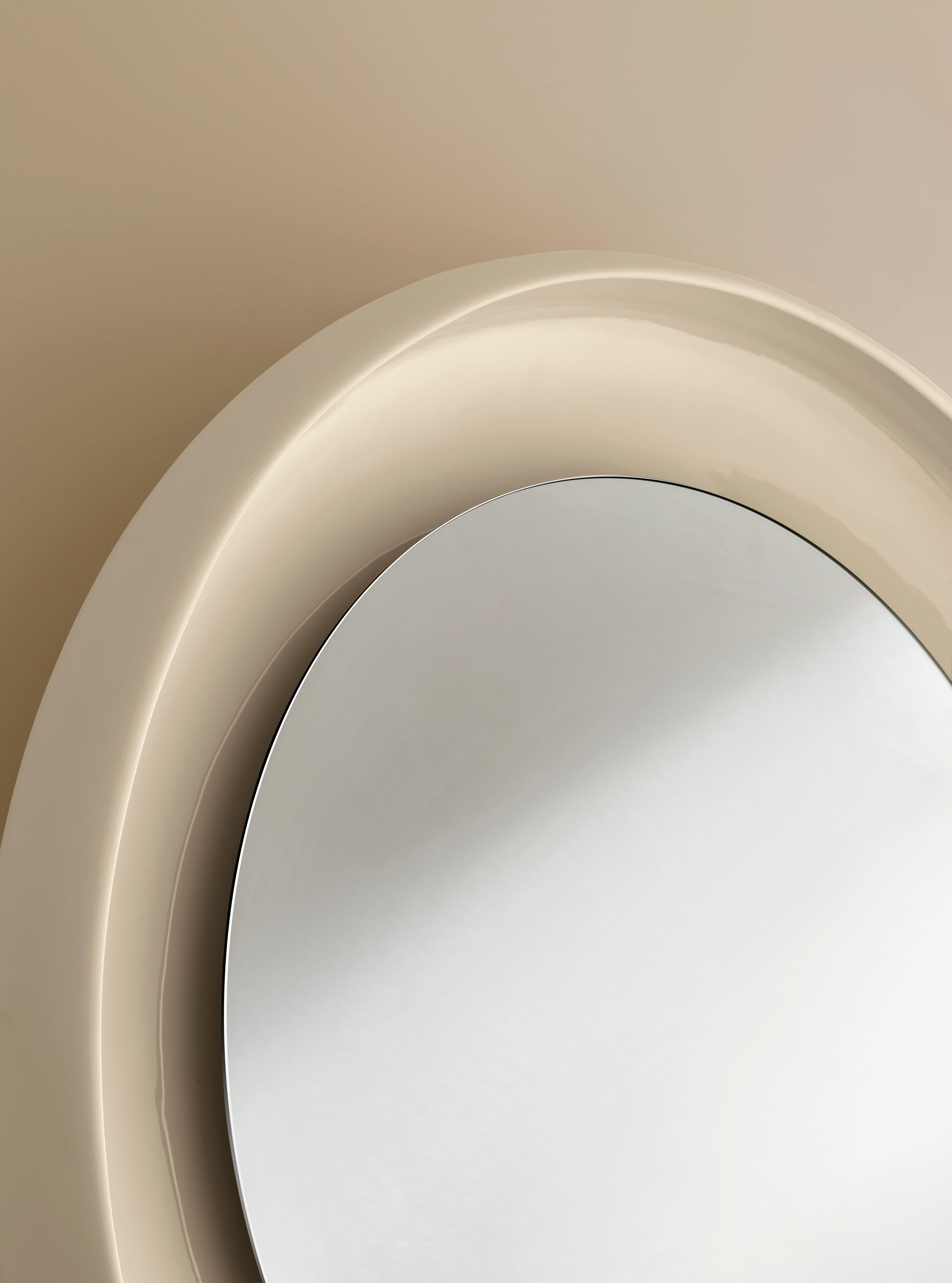 italien Grand miroir avec cadre en céramique émaillée Peltro d'Alain Gilles en vente