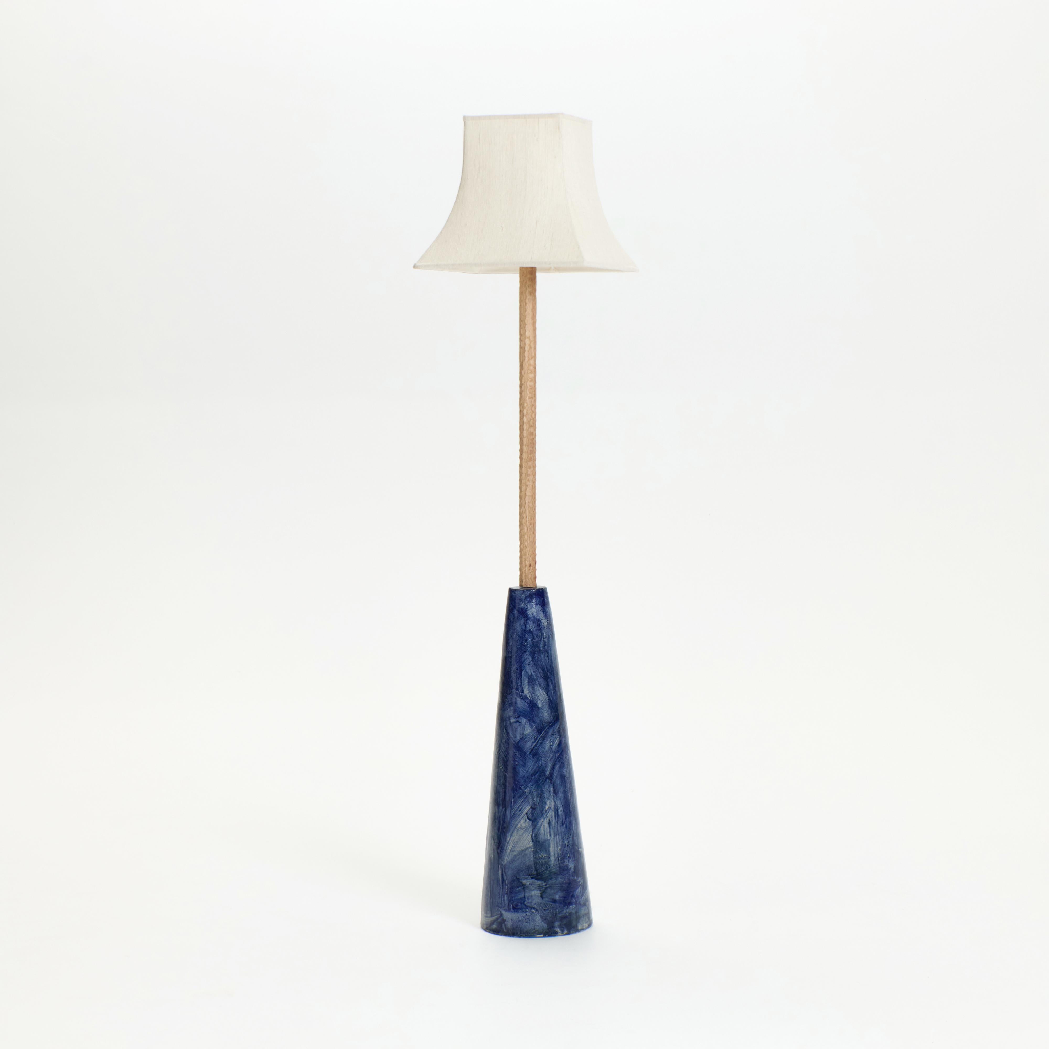 LUZ DE PISO COQUETE, diseñada en 2025.

Gran lámpara de pie artesanal fabricada en el propio taller de Project 213A. Esta pieza tiene una base artesanal acabada en madera o cerámica. El pie de la pantalla es de madera maciza y está acabado con una