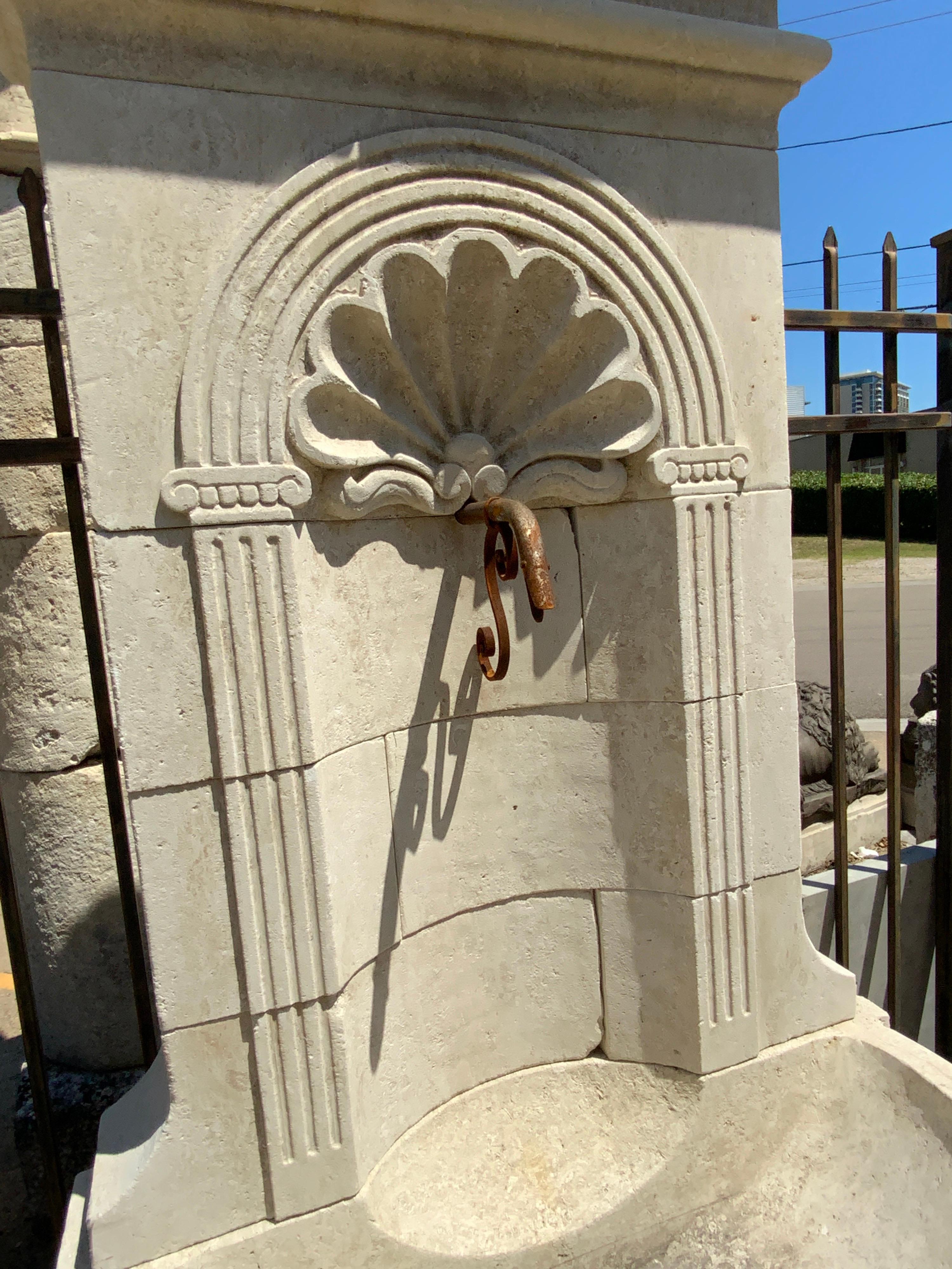 Coquille Grande Wall Fountain In Good Condition For Sale In Dallas, TX