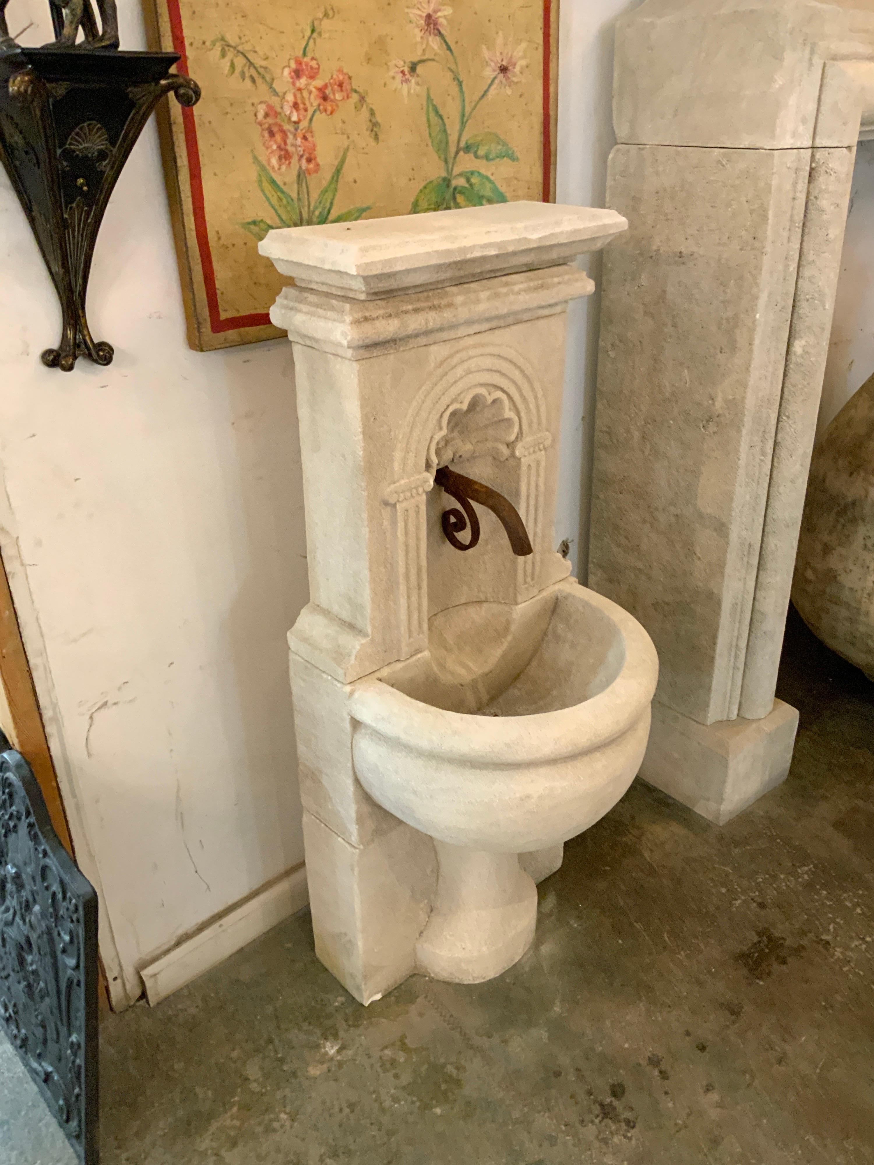 Coquille Petite Wall Fountain In Good Condition For Sale In Dallas, TX