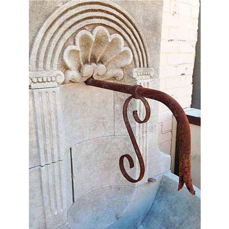Coquille Moyen Wall Fountain In Good Condition For Sale In Dallas, TX
