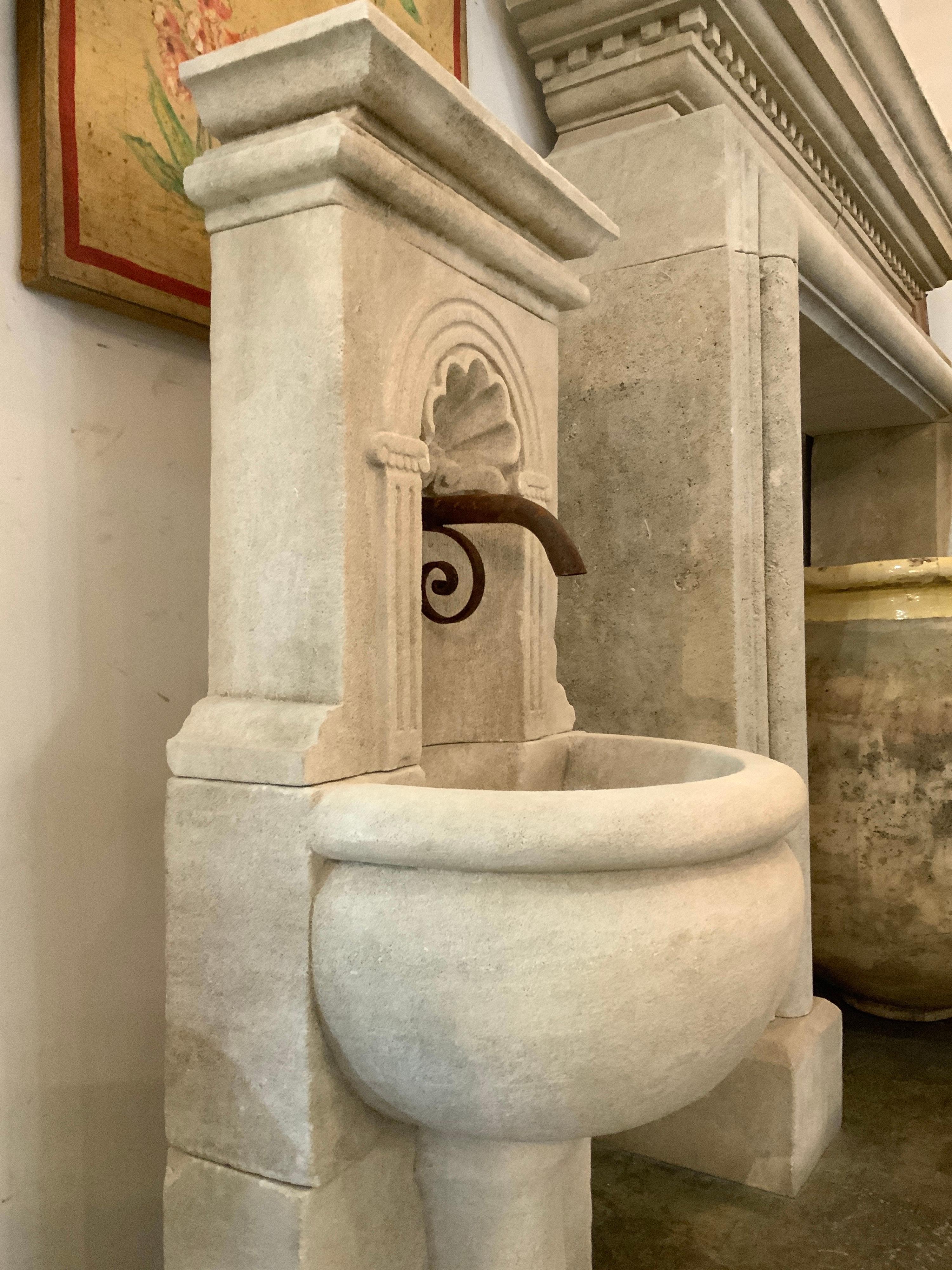 Contemporary Coquille Petite Wall Fountain For Sale