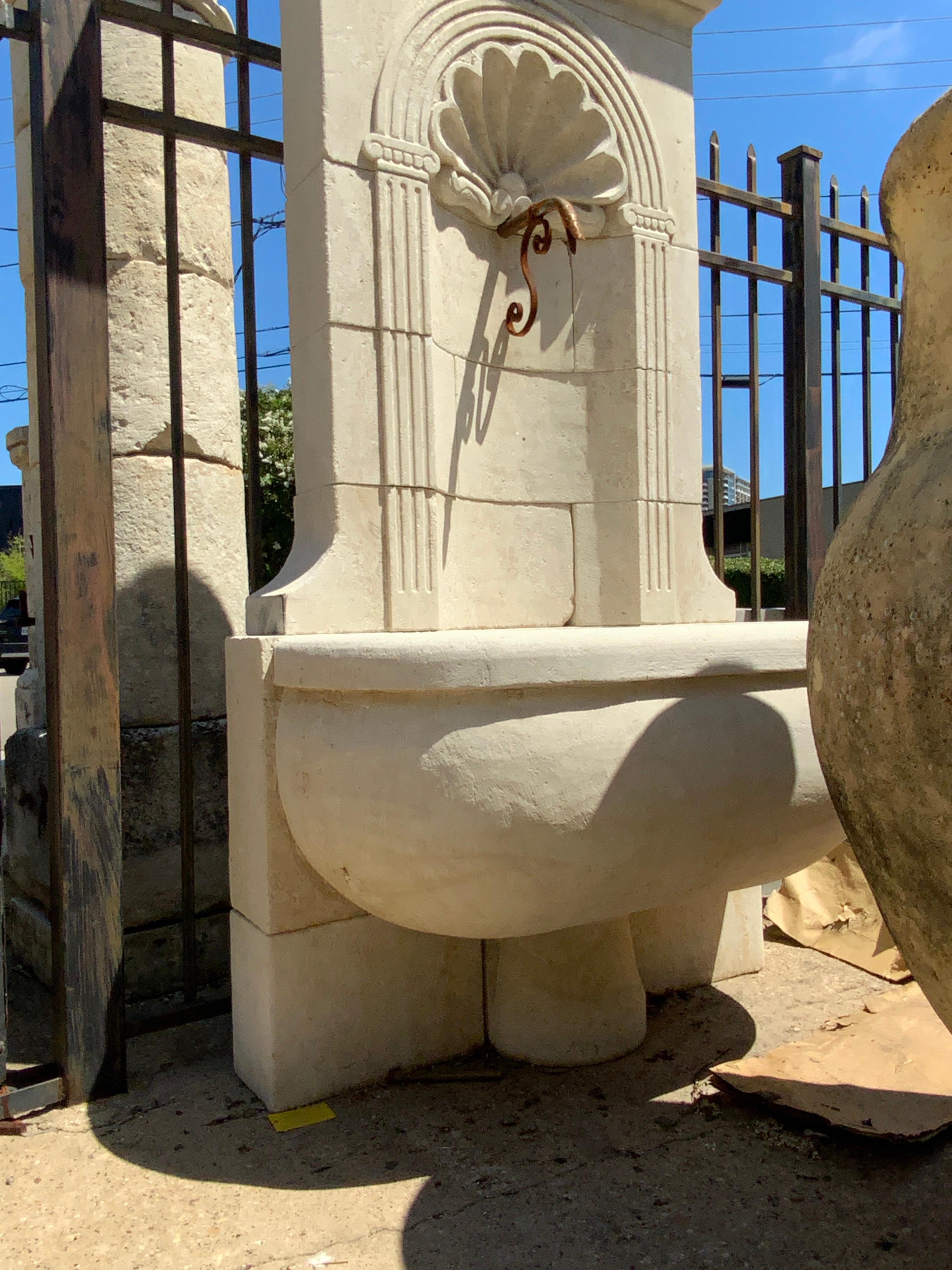 Contemporary Coquille Grande Wall Fountain For Sale