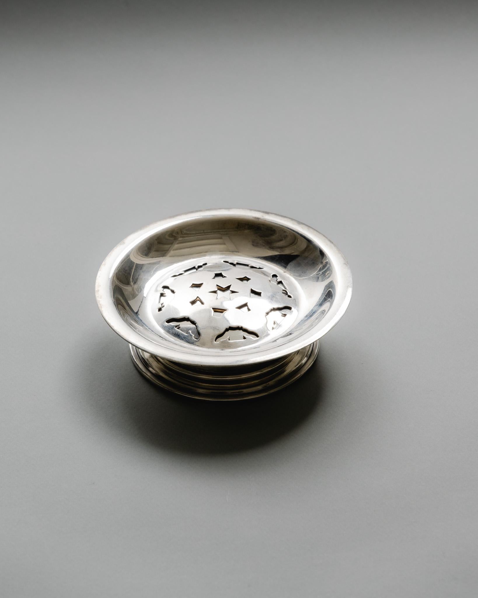Versilberte Butterform, 1950er Jahre.
Gepunzt und dekoriert mit durchbrochenen Muschel- und Sternenmustern, typisch für die französische Geschirrtradition Mitte des 20. Jahrhunderts. Sehr guter Zustand, mit geringen Gebrauchsspuren durch Polieren.