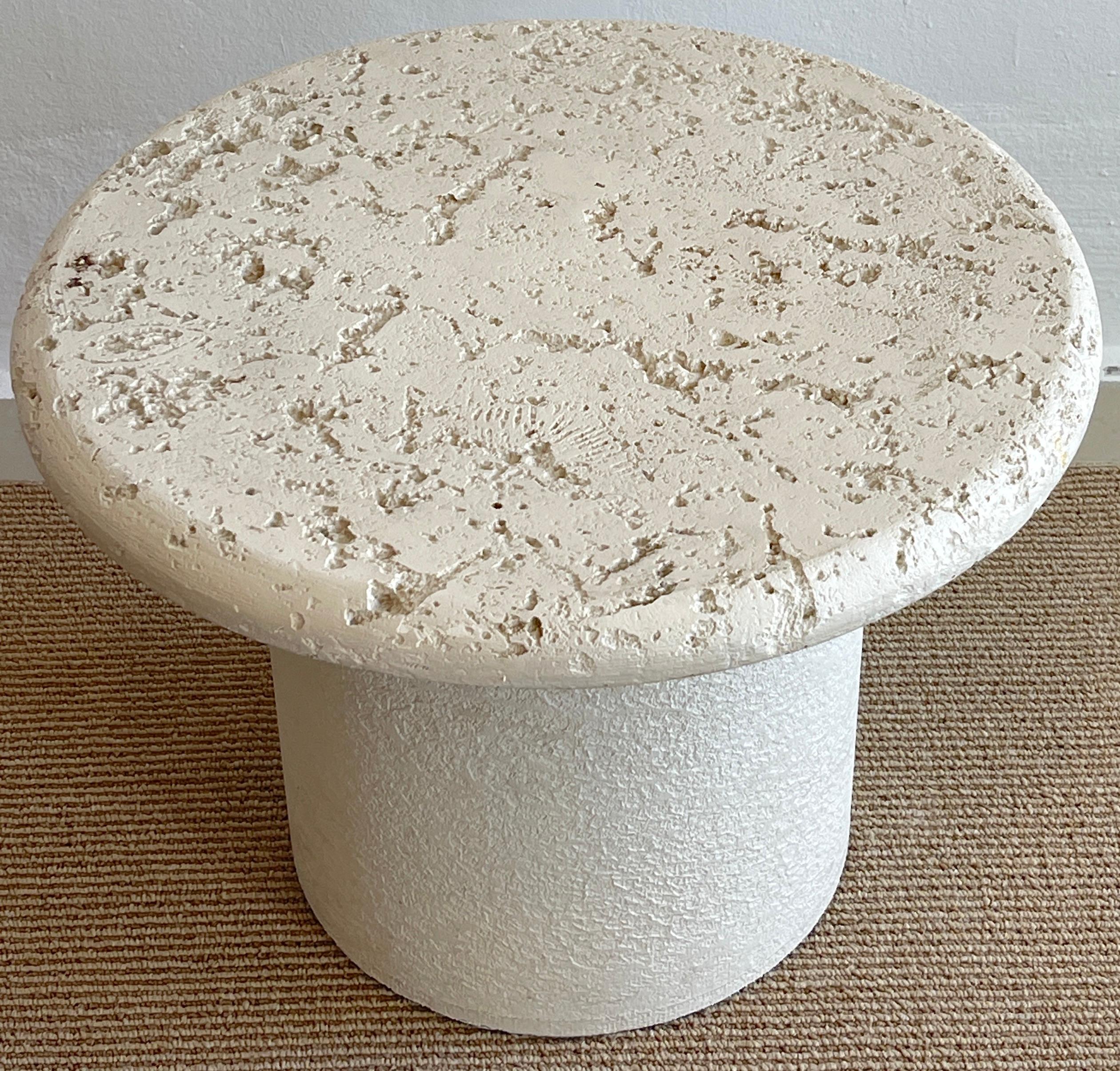 Mid-Century Modern Table à étages de style pierre de Coquina, vers 1970 en vente