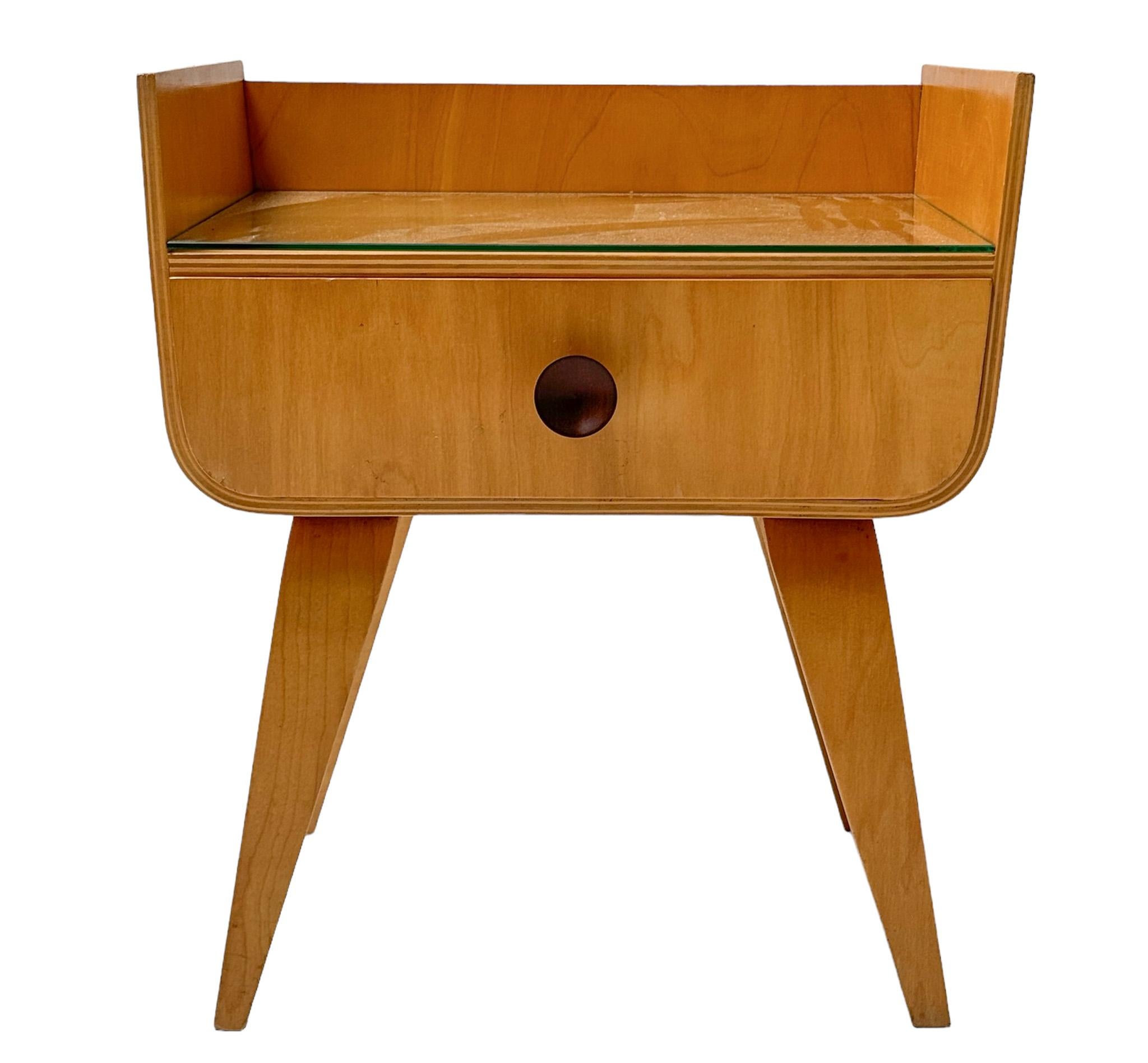 Stunning and rare Mid-Century Modern nightstand or bedside table.
Design by Cor Alons for Gouda Den Boer.
Striking Dutch design from the 1950s.
Original plywood and birch veneer frame with one drawer and glass top.
We apologize for the dust in some