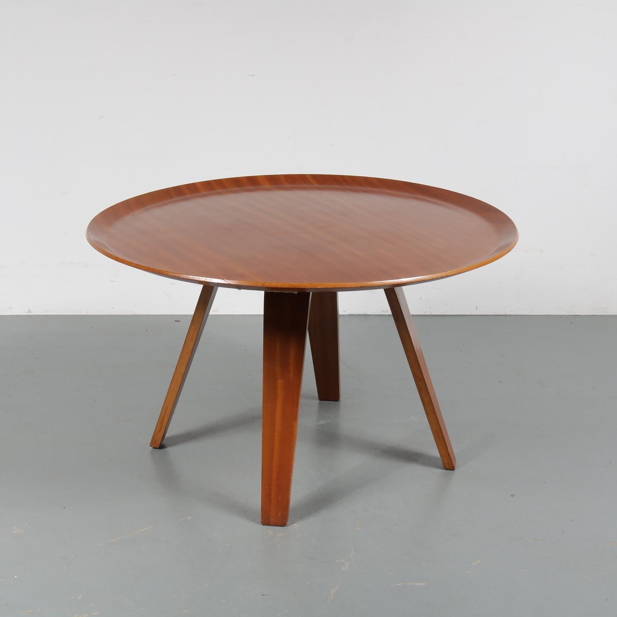 A beautiful rare coffee table designed by Cor Alons, manufactured by De Boer Gouda in the Netherlands, 1950.

It is completely made of high quality teak plywood in beautiful round and bent shapes, creating a very elegant yet modern style! The table