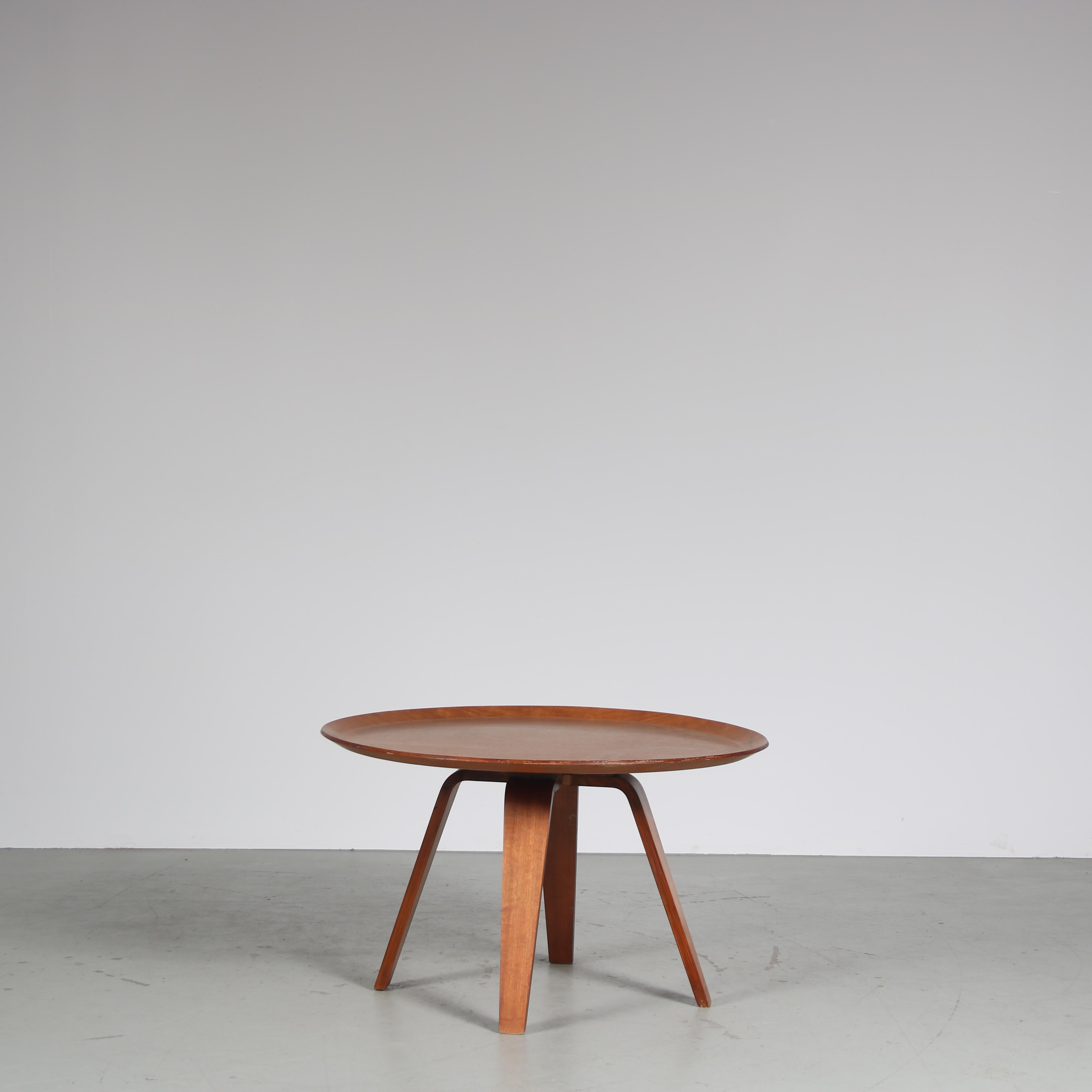 A beautiful coffee table designed by Cor Alons and manufactured by De Boer Gouda in the Netherlands, 1950.

It is completely made of high-quality teak plywood in round and bent shapes, creating a very elegant yet modern style. The table has a