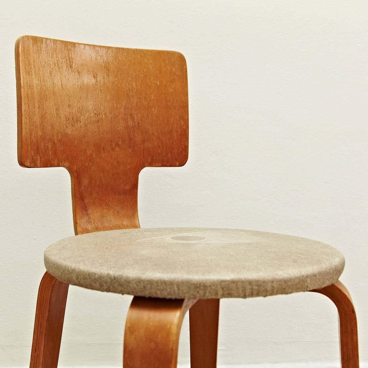 Chair designed by Cor Alons, circa 1950.
Manufactured by Den Boer Gouda, (Netherlands), circa 1950.
Laminated Birchwood plywood and original upholstery.

In good original condition, with minor wear consistent with age and use, preserving a